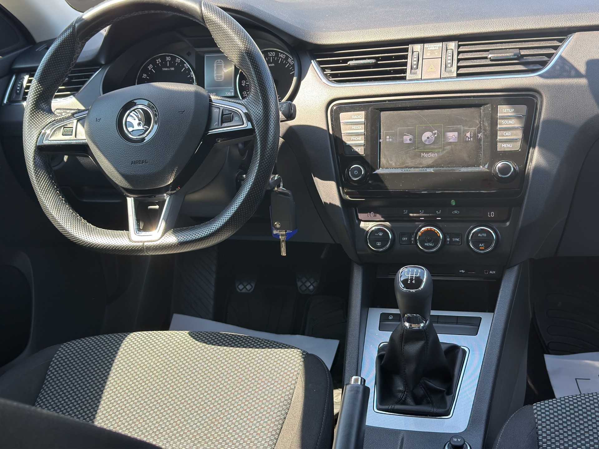 SKODA Octavia Combi 1.6 TDI Swiss Joy-image-12