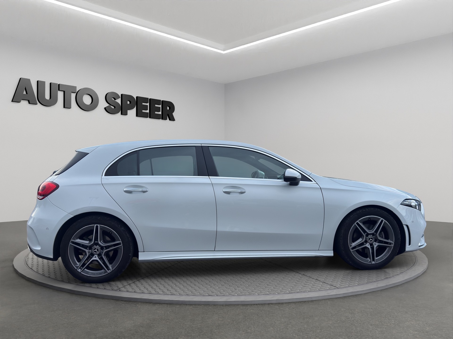 MERCEDES-BENZ A 200 AMG Line-image-2