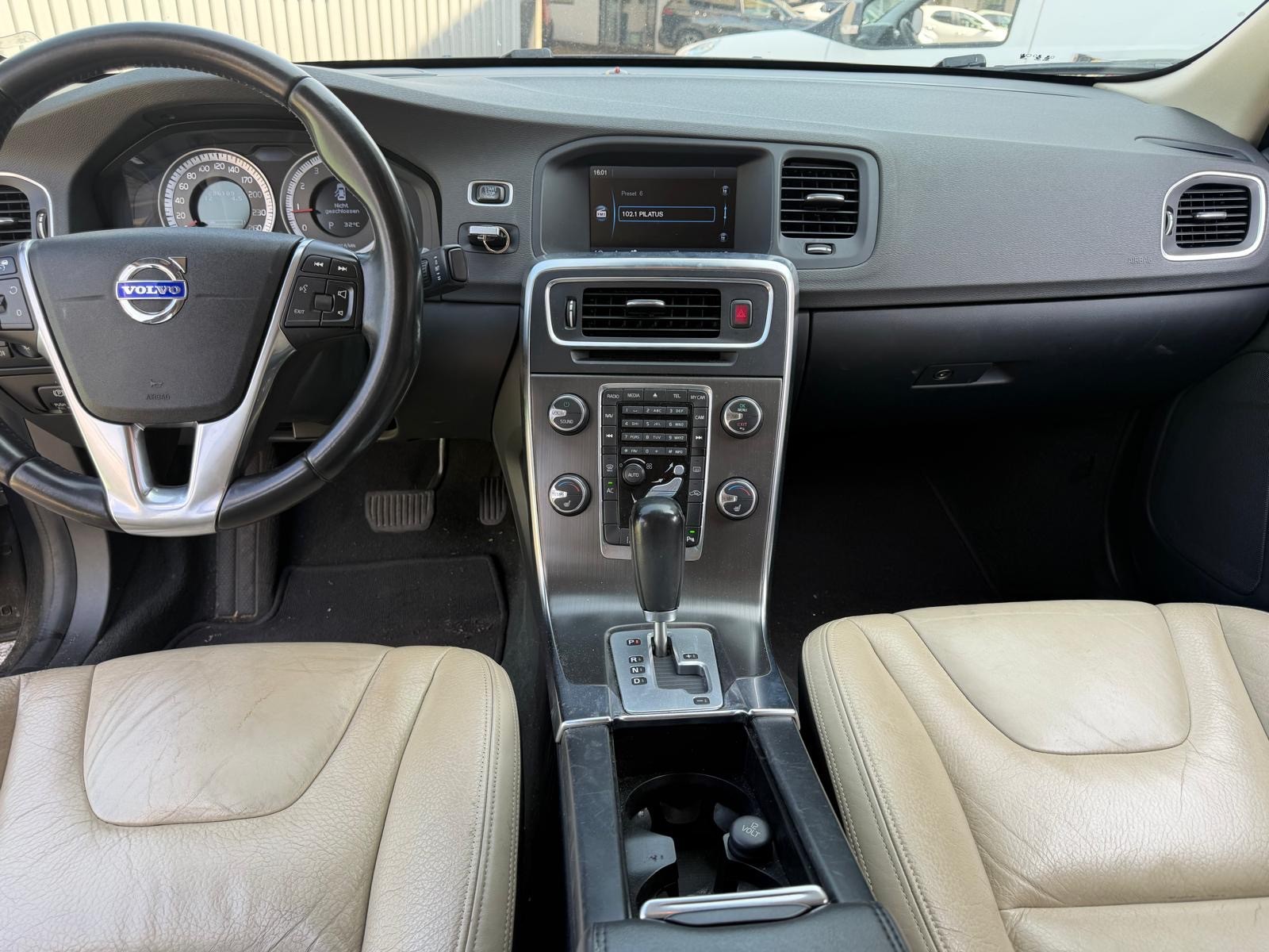 VOLVO S60 T5 Momentum Powershift-image-9