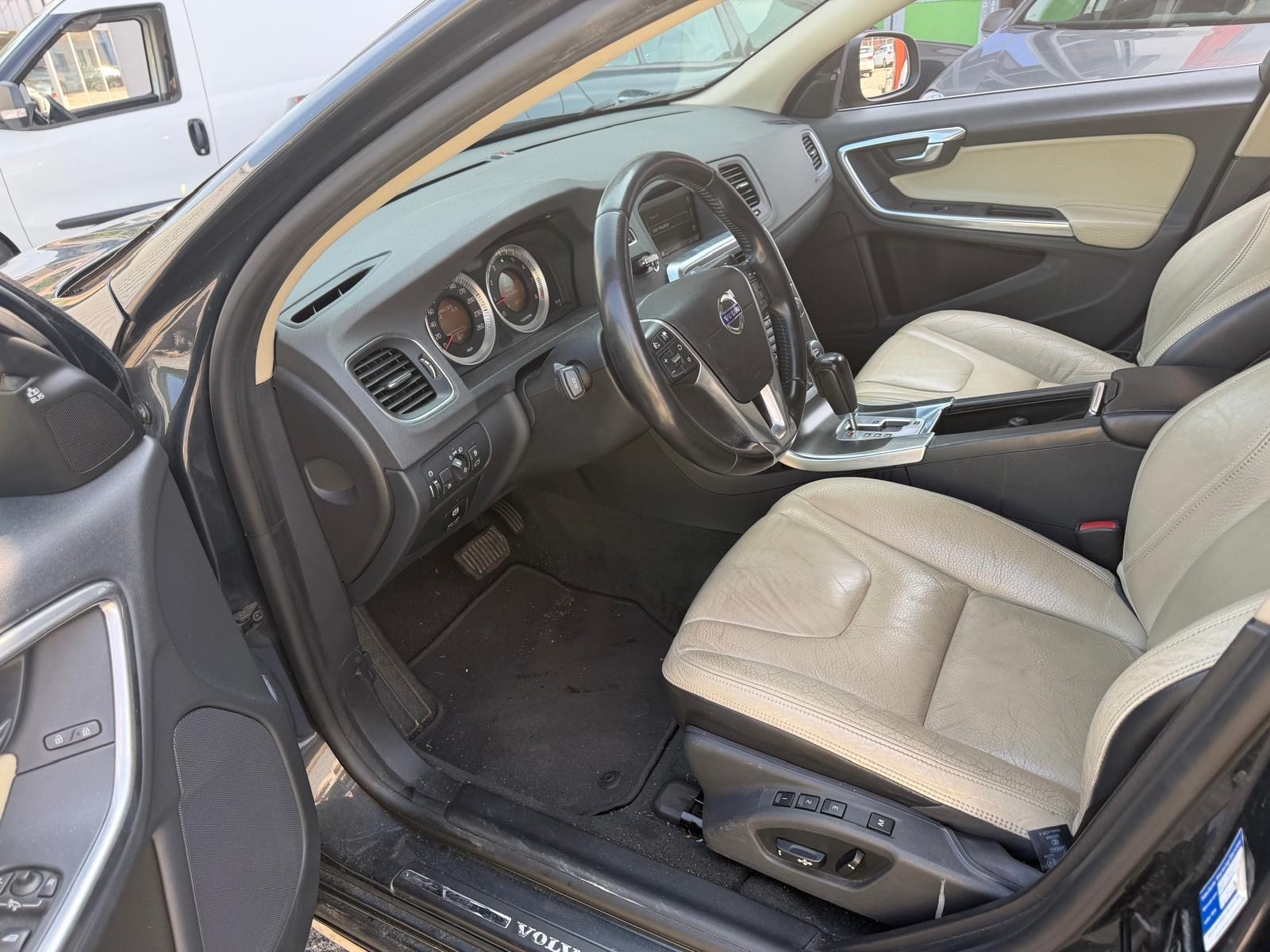 VOLVO S60 T5 Momentum Powershift-image-8