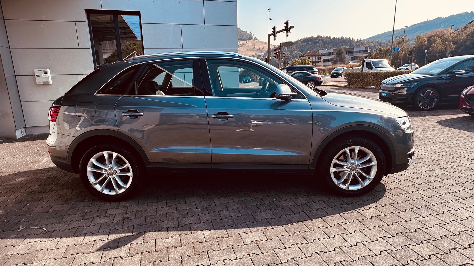 AUDI Q3 2.0 TFSI quattro S-tronic-image-4
