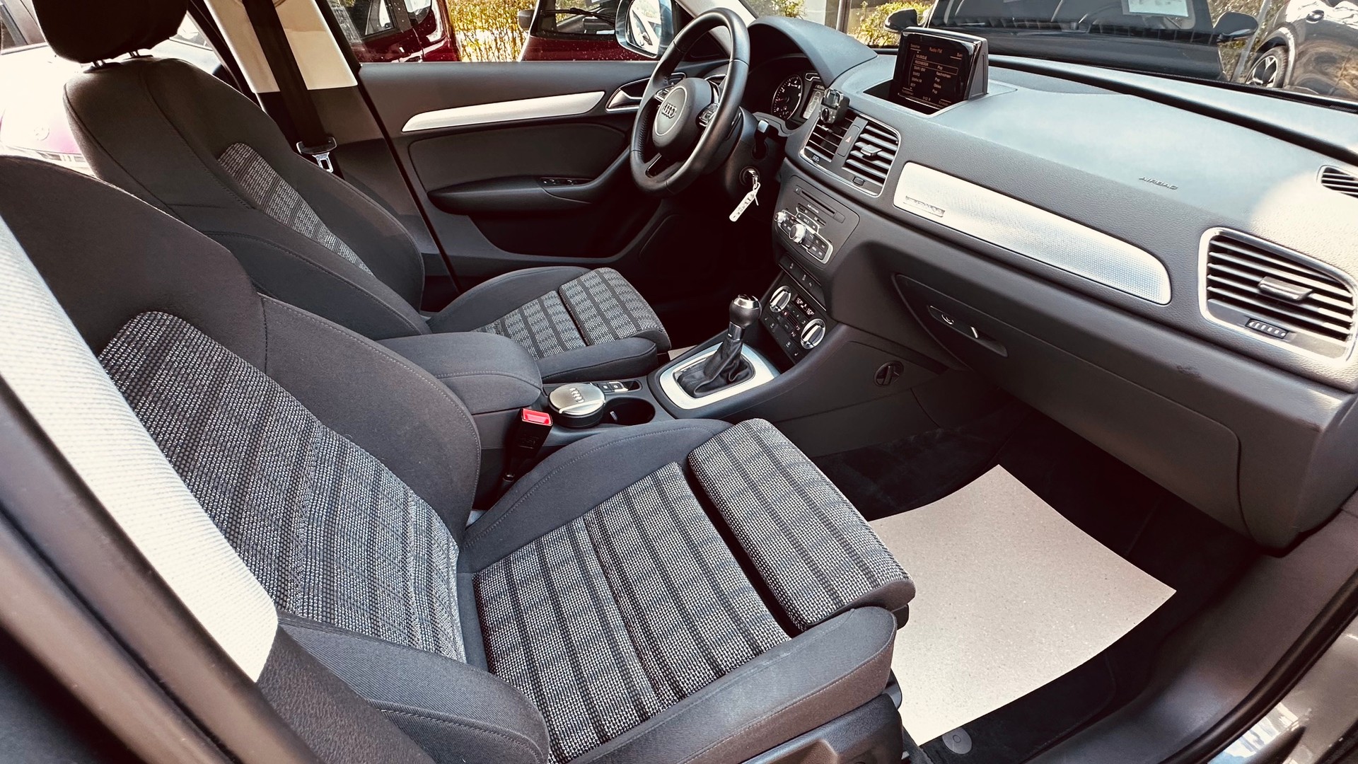 AUDI Q3 2.0 TFSI quattro S-tronic-image-26