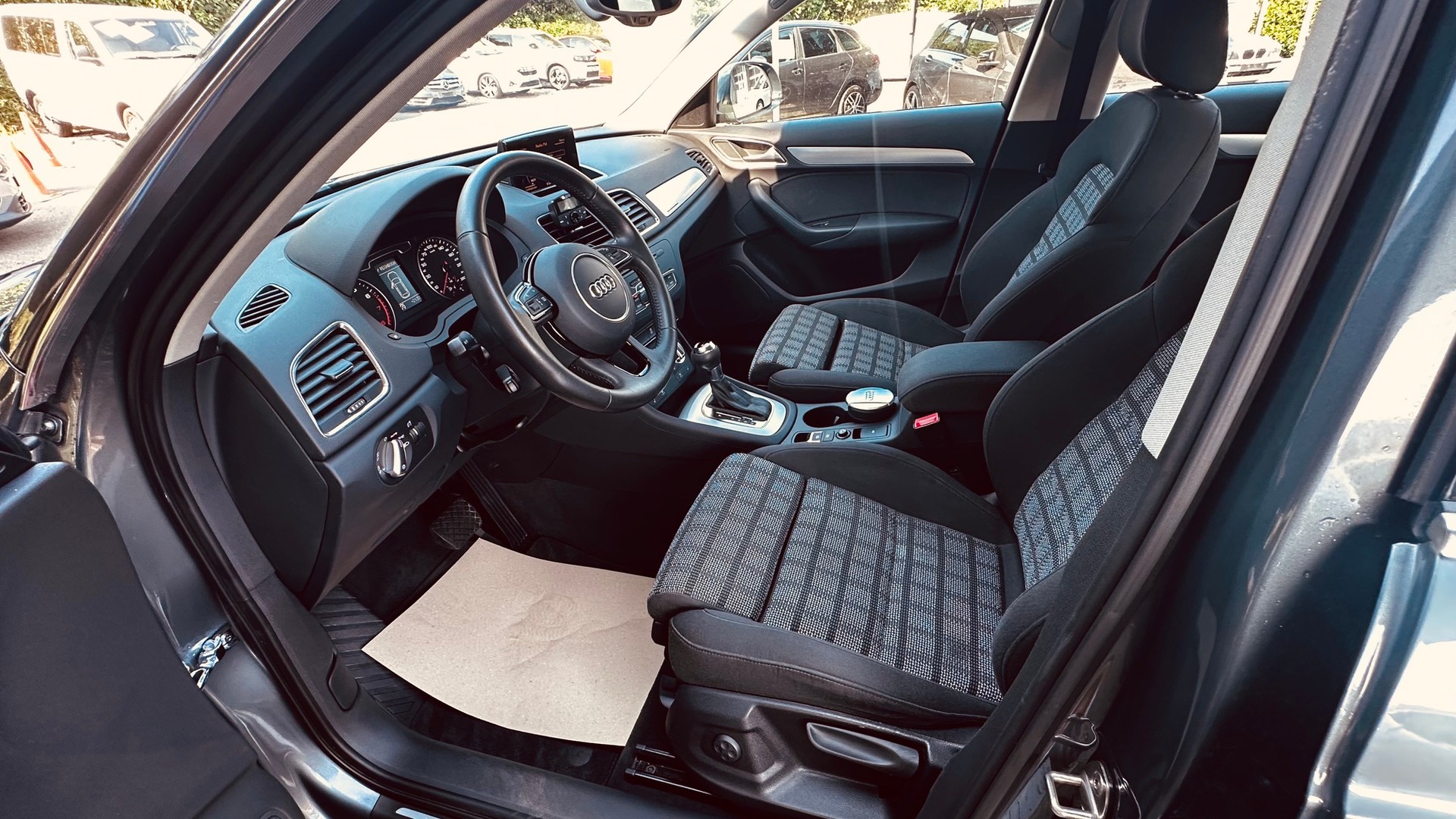 AUDI Q3 2.0 TFSI quattro S-tronic-image-23