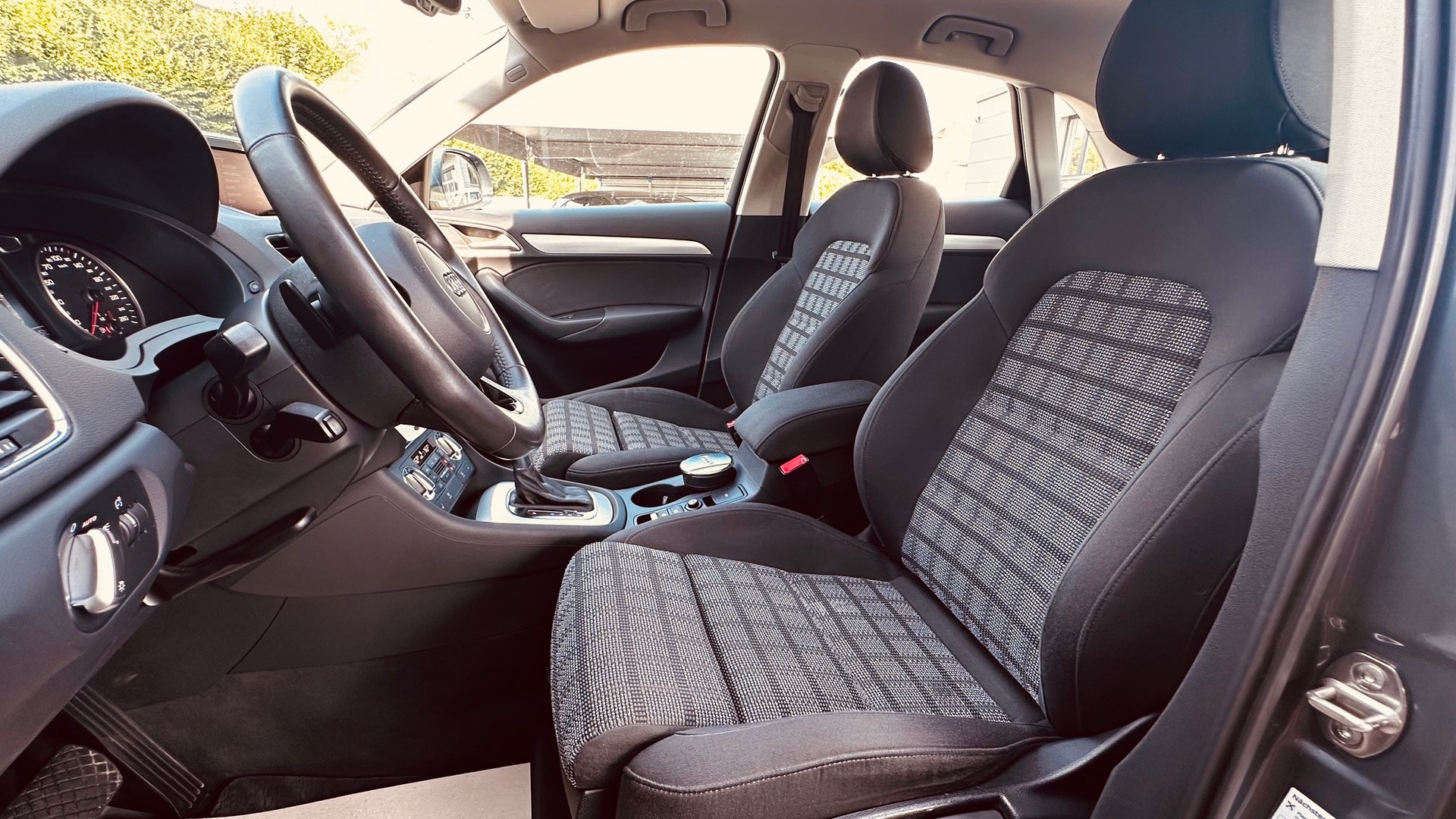 AUDI Q3 2.0 TFSI quattro S-tronic-image-24