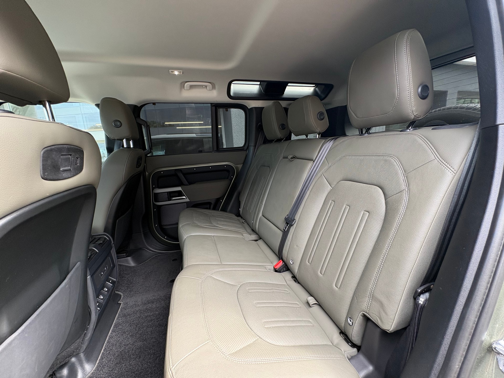 LAND ROVER Defender 110 3.0 D I6 300 S AWD AT8-image-6