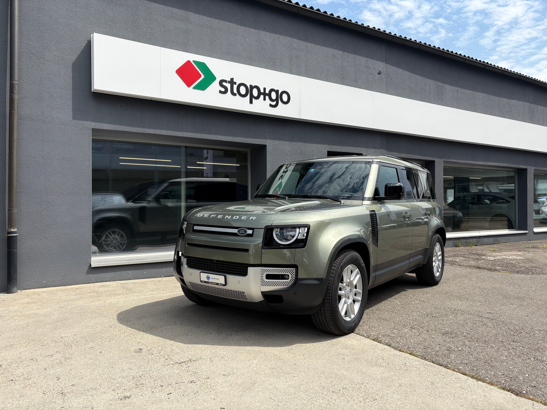 LAND ROVER Defender 110 3.0 D I6 300 S AWD AT8-image-0