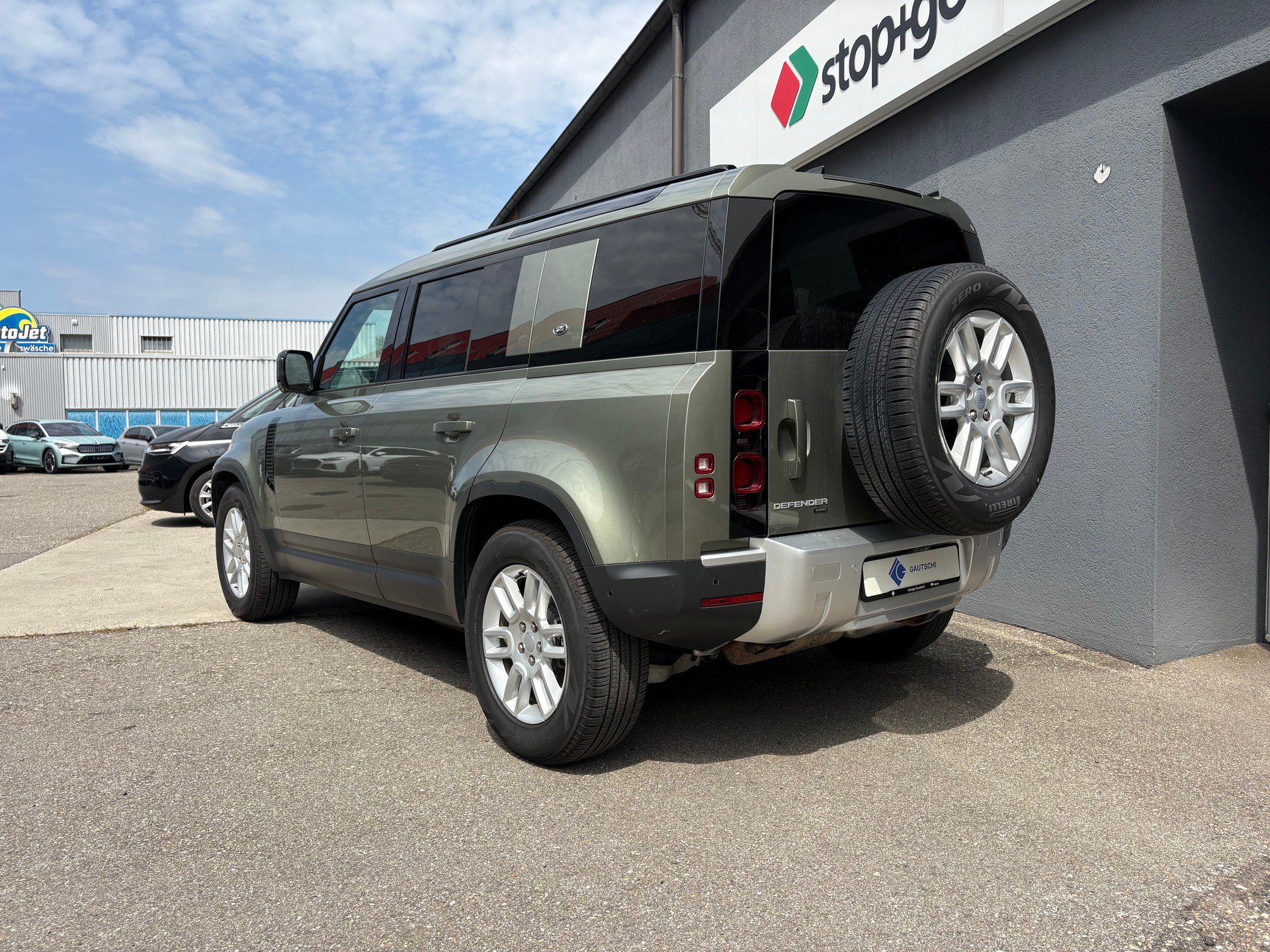 LAND ROVER Defender 110 3.0 D I6 300 S AWD AT8-image-2