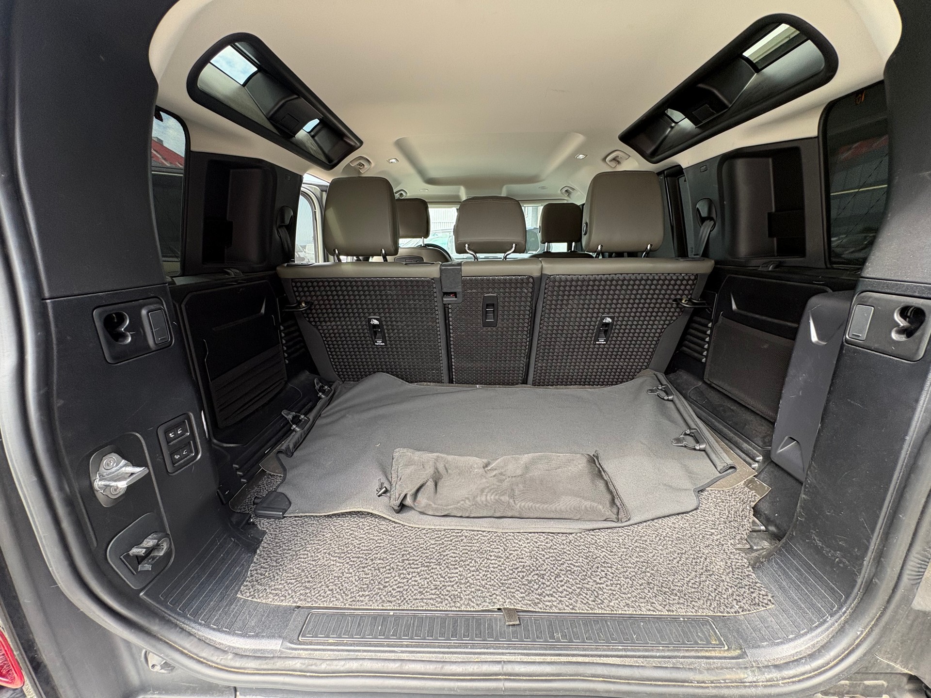 LAND ROVER Defender 110 3.0 D I6 300 S AWD AT8-image-7