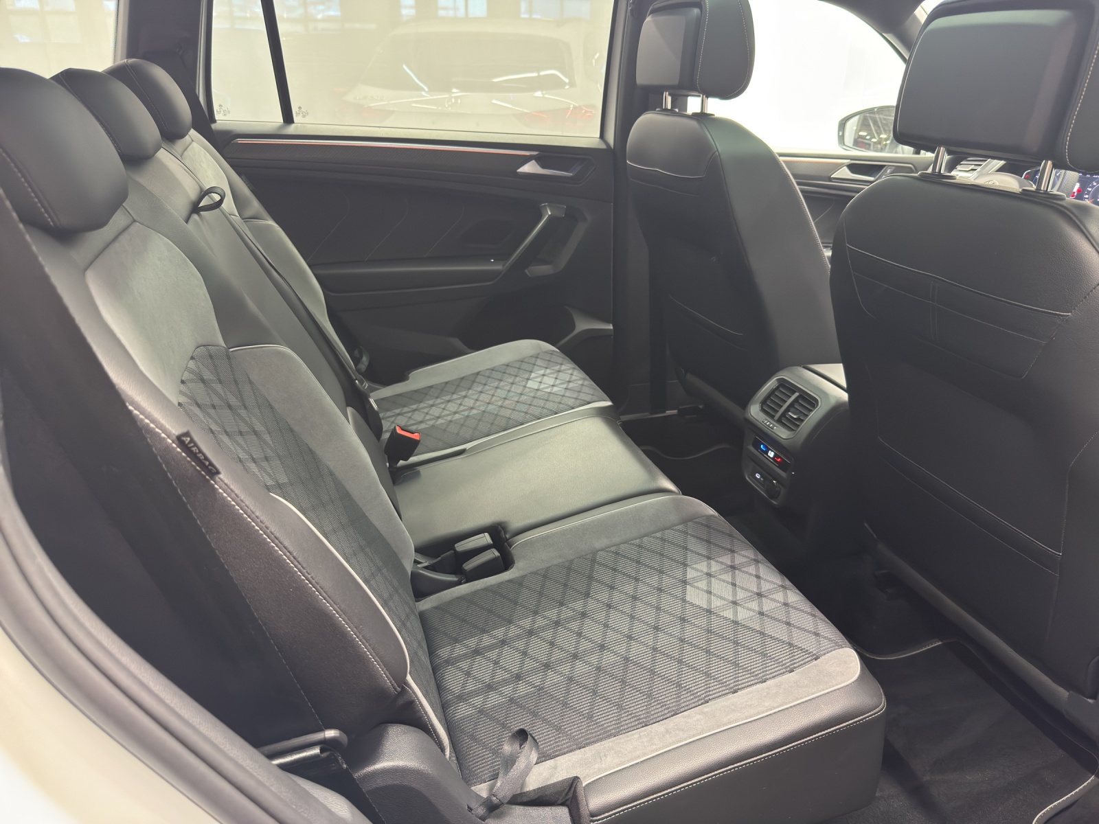 VW Tiguan Allspace 2.0 TSI R-Line DSG-image-9