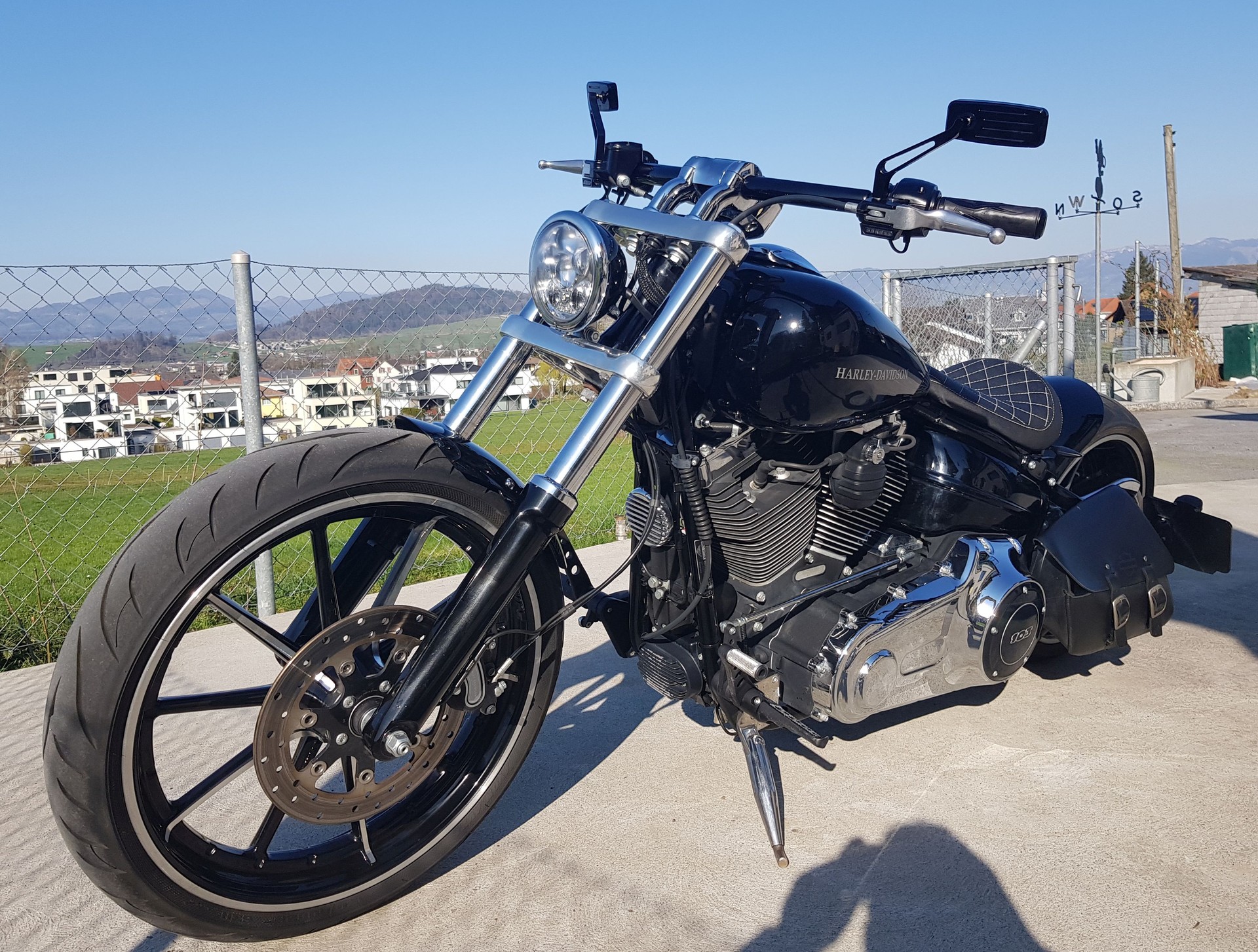 HARLEY-DAVIDSON Breakout FXSB 103
