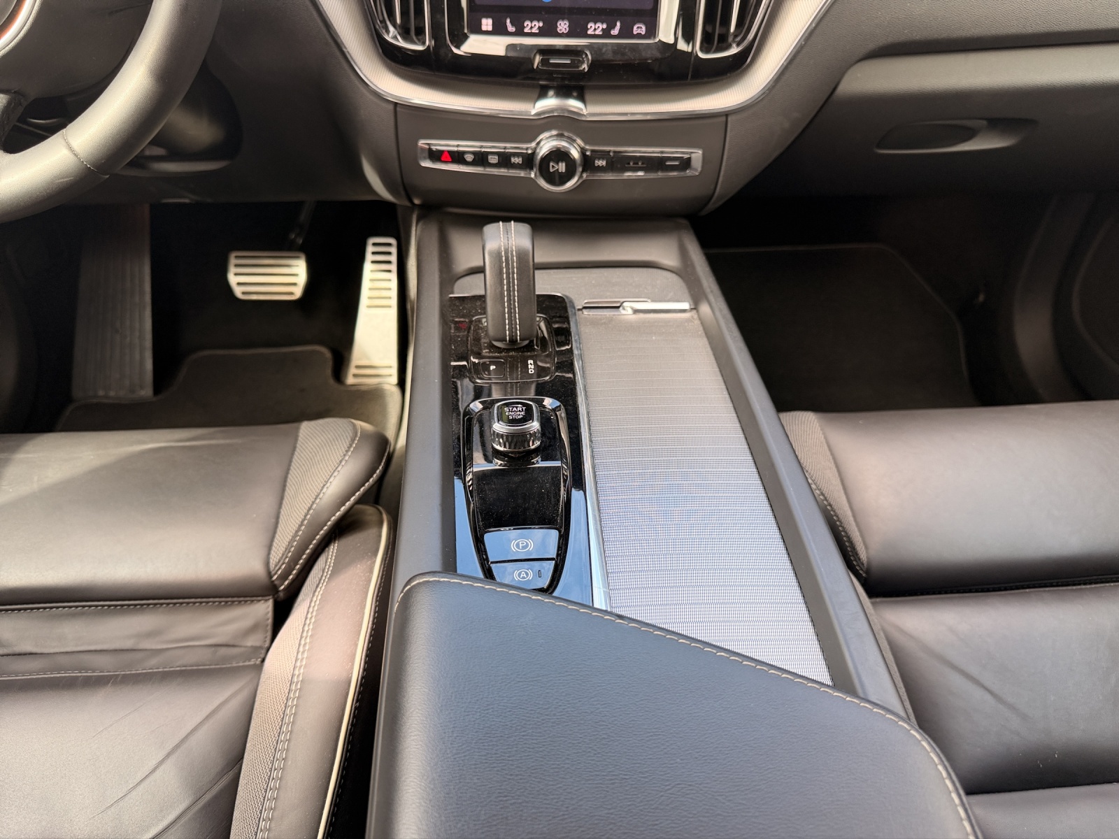 VOLVO XC60 2.0 B5 MH R-Design AWD-image-15
