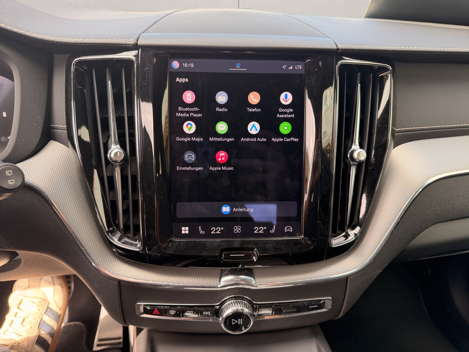 VOLVO XC60 2.0 B5 MH R-Design AWD-image-14