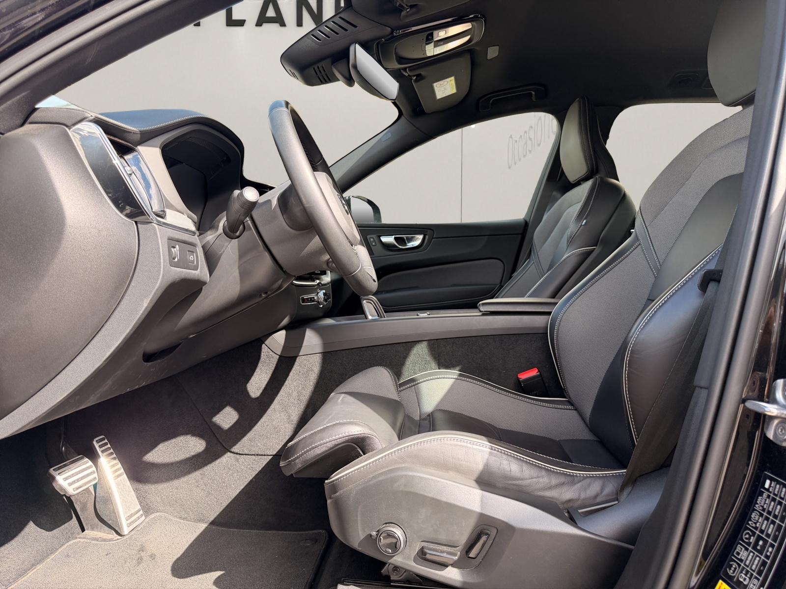 VOLVO XC60 2.0 B5 MH R-Design AWD-image-8