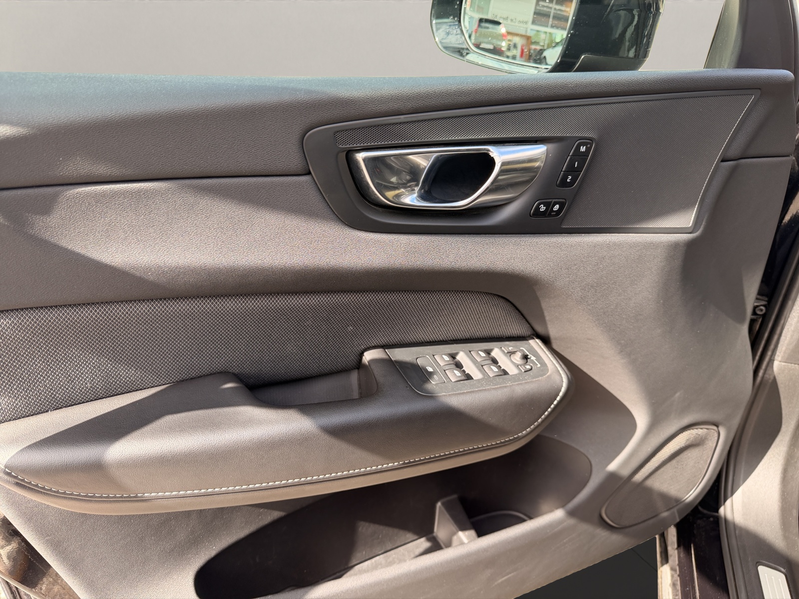 VOLVO XC60 2.0 B5 MH R-Design AWD-image-16