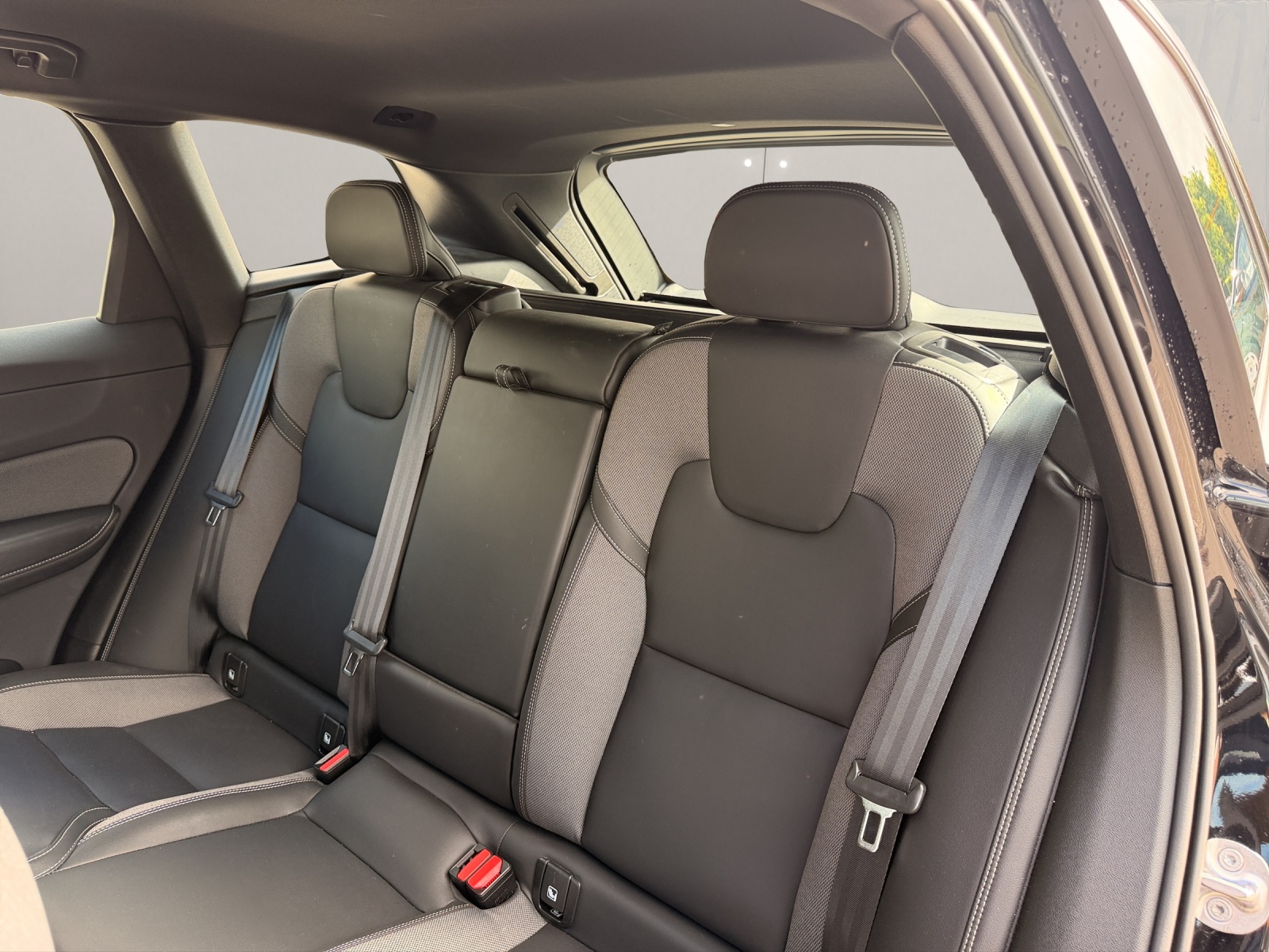 VOLVO XC60 2.0 B5 MH R-Design AWD-image-11
