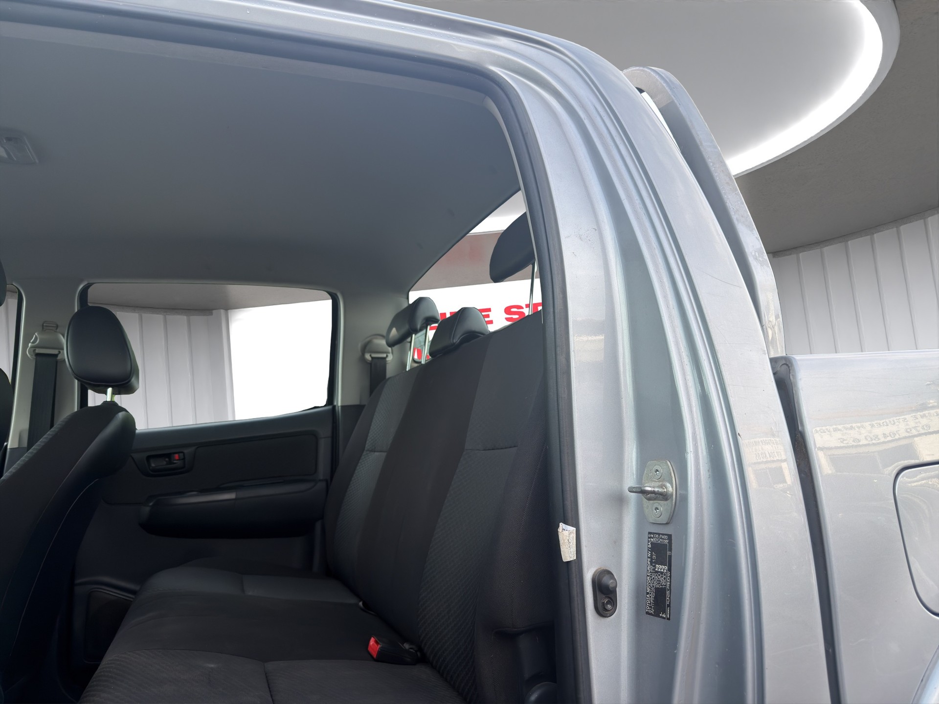 TOYOTA Hilux 2.5D 4WD Double Cab Luna-image-10