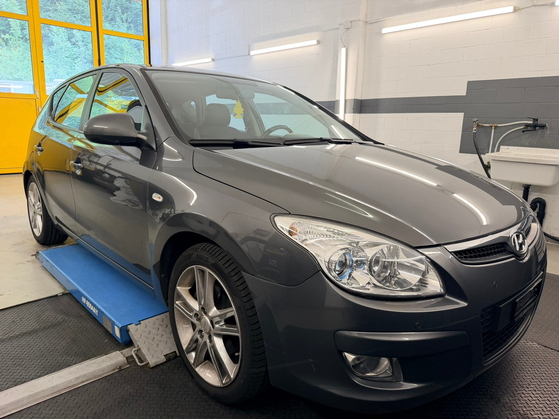HYUNDAI i30 2.0 Premium Automatic-image-2