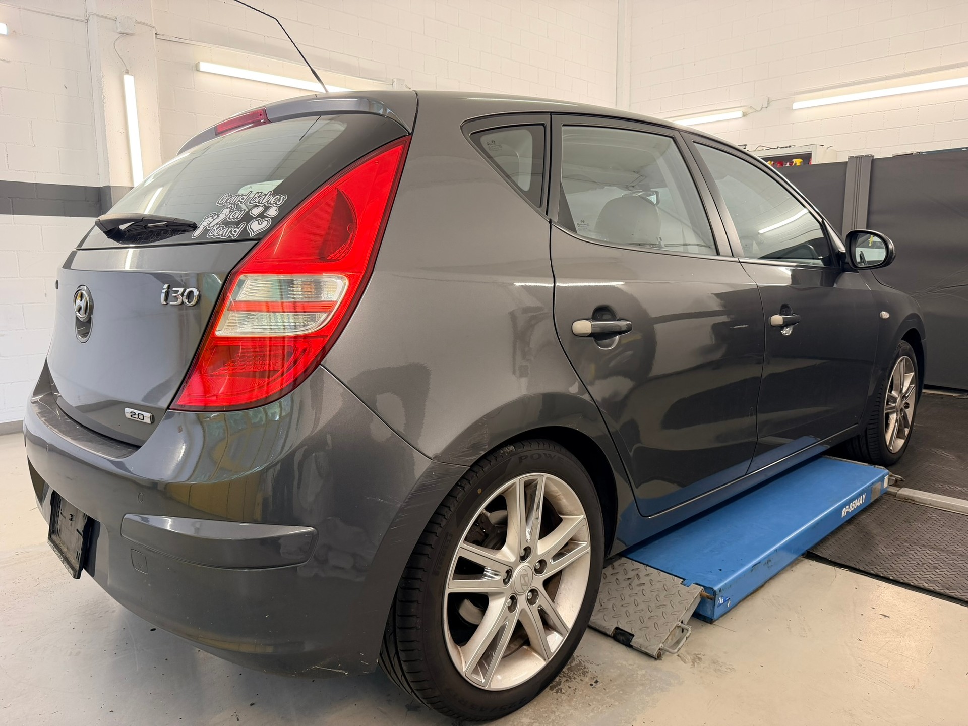 HYUNDAI i30 2.0 Premium Automatic-image-3