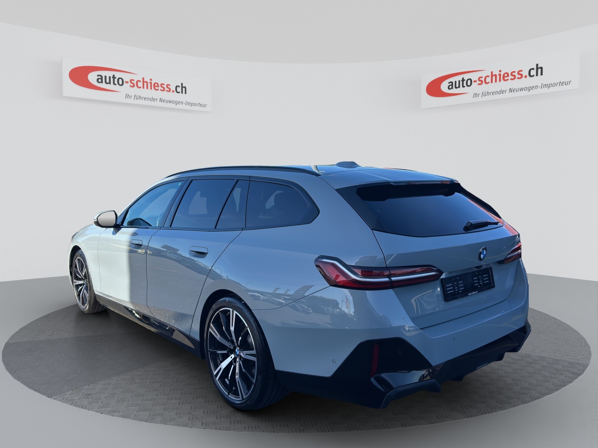 BMW 520i sDrive 48V Touring M Sport Steptronic-image-3