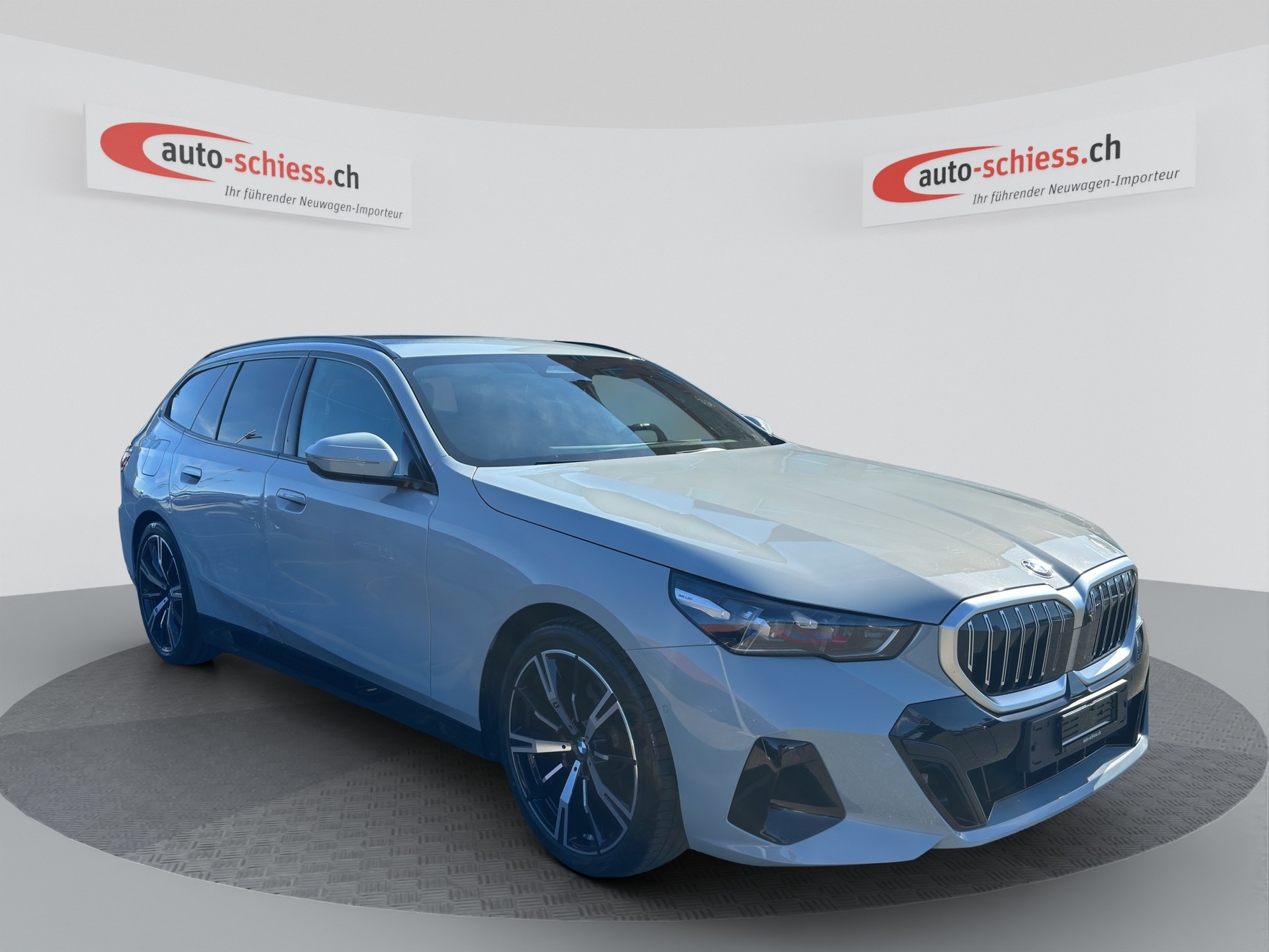 BMW 520i sDrive 48V Touring M Sport Shadow Line Steptronic-image-0
