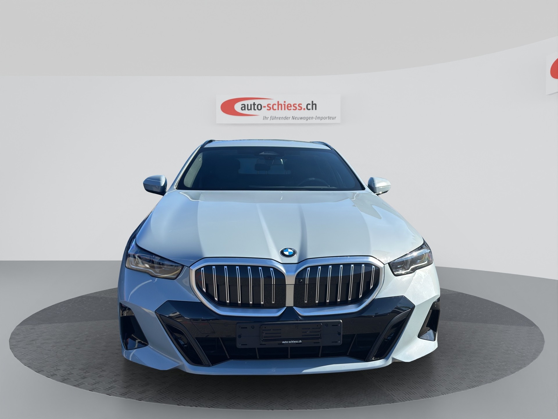 BMW 520i sDrive 48V Touring M Sport Steptronic-image-2
