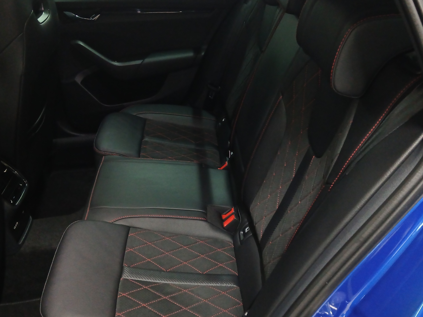 SKODA Octavia Combi 2.0 TSI DSG RS-image-11