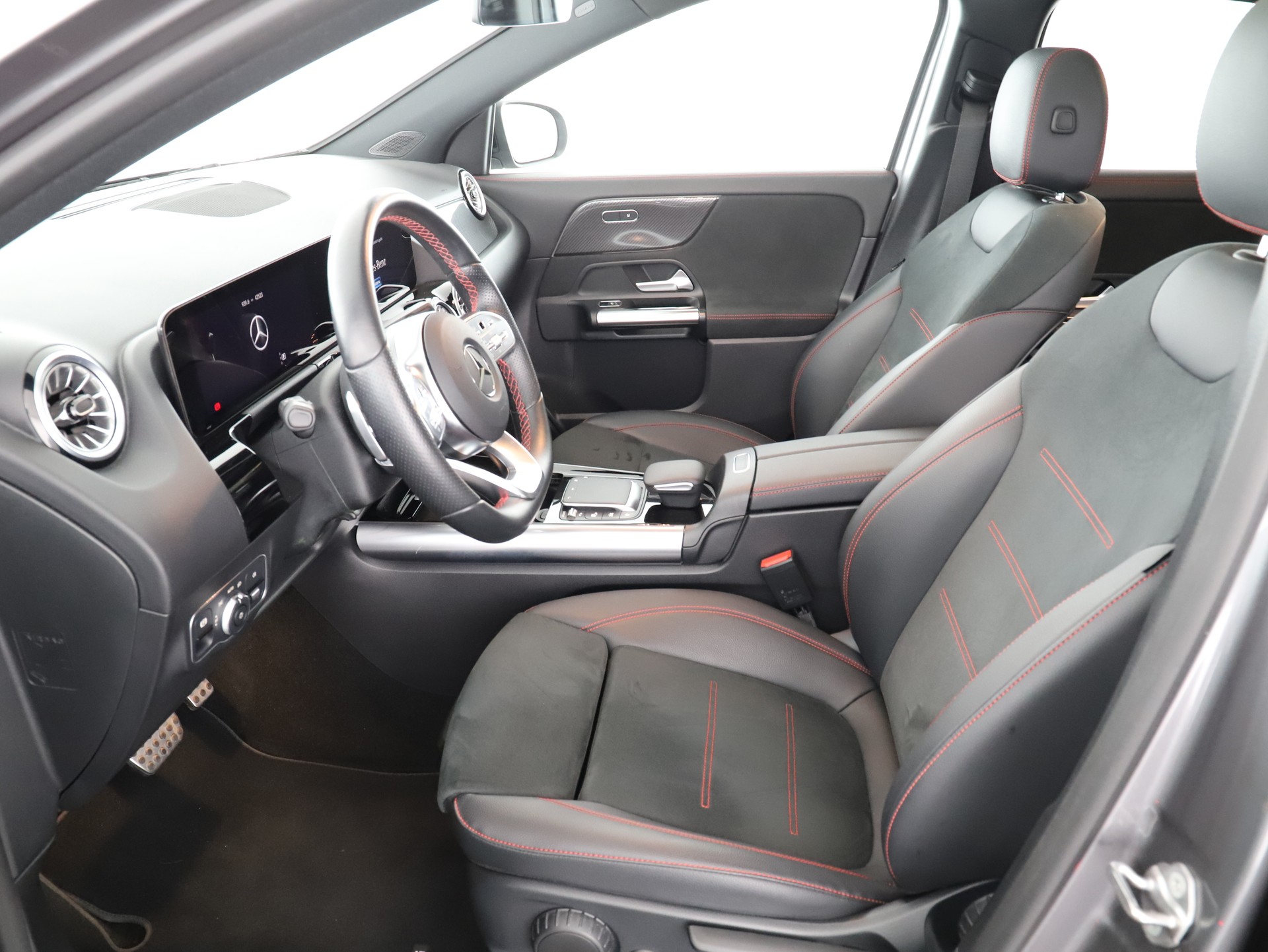 MERCEDES-BENZ GLA 200 AMG Line-image-9