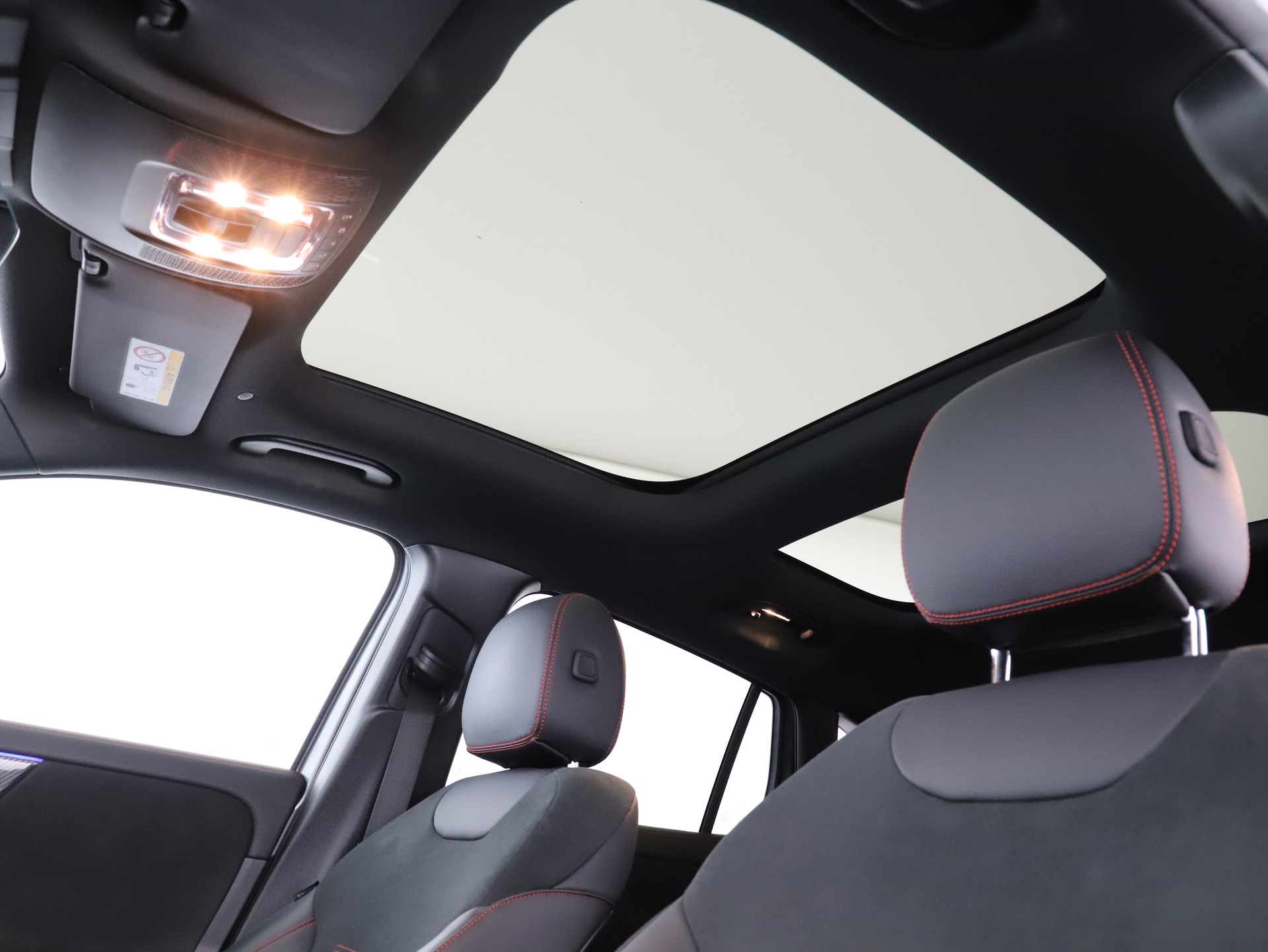 MERCEDES-BENZ GLA 200 AMG Line-image-13