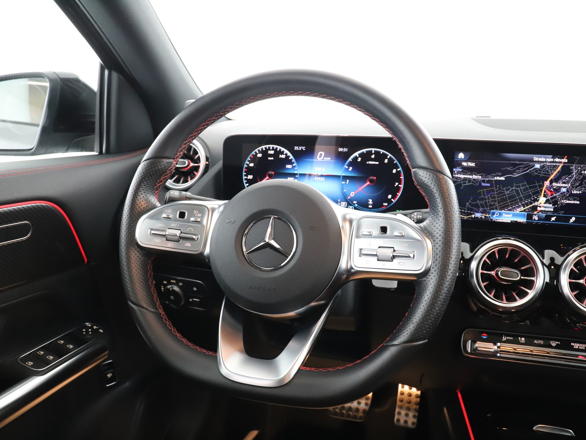 MERCEDES-BENZ GLA 200 AMG Line-image-12