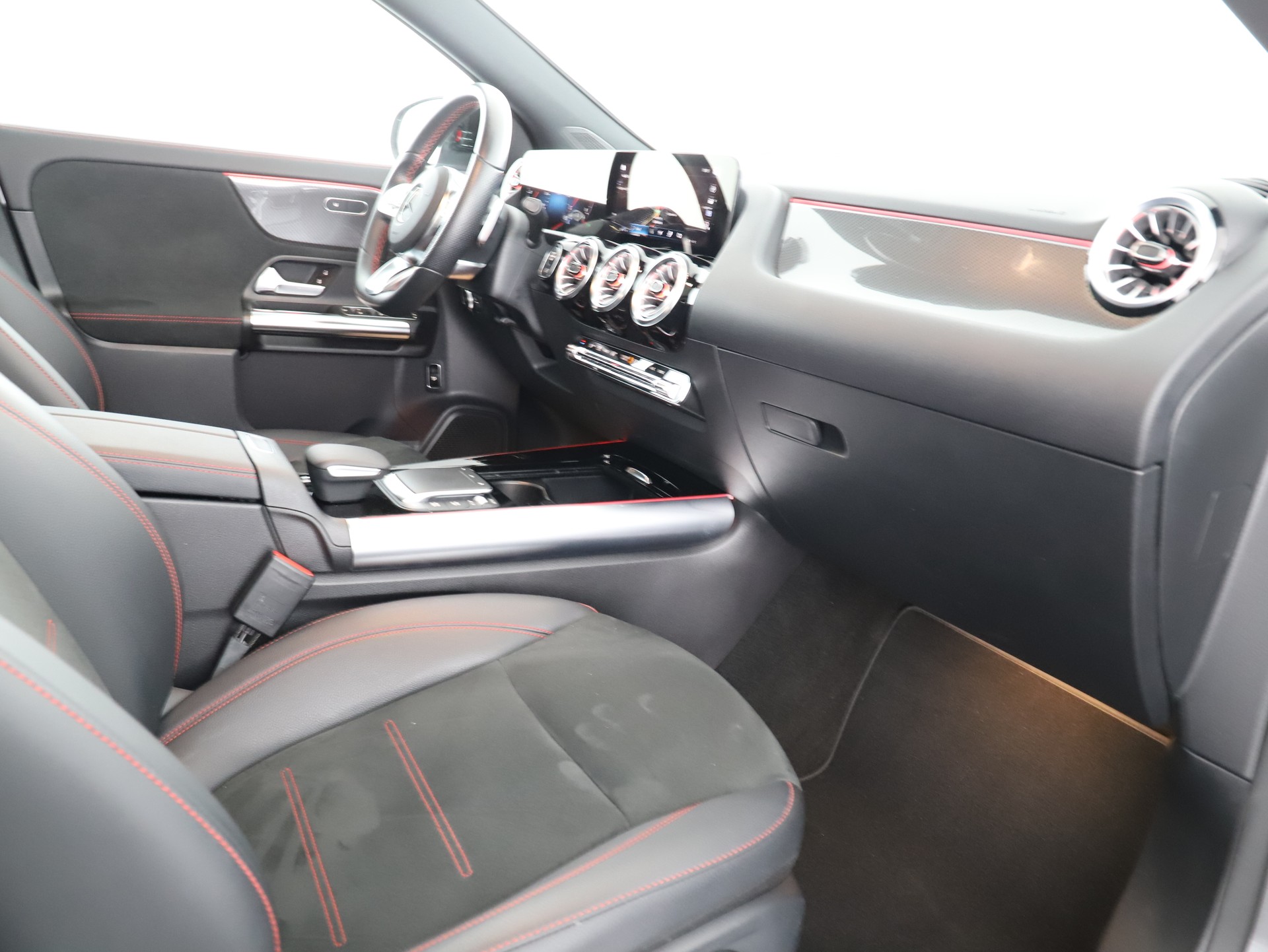 MERCEDES-BENZ GLA 200 AMG Line-image-10