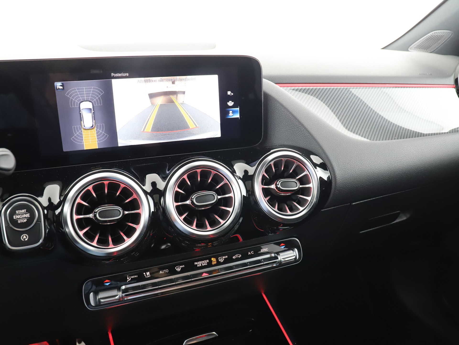 MERCEDES-BENZ GLA 200 AMG Line-image-14