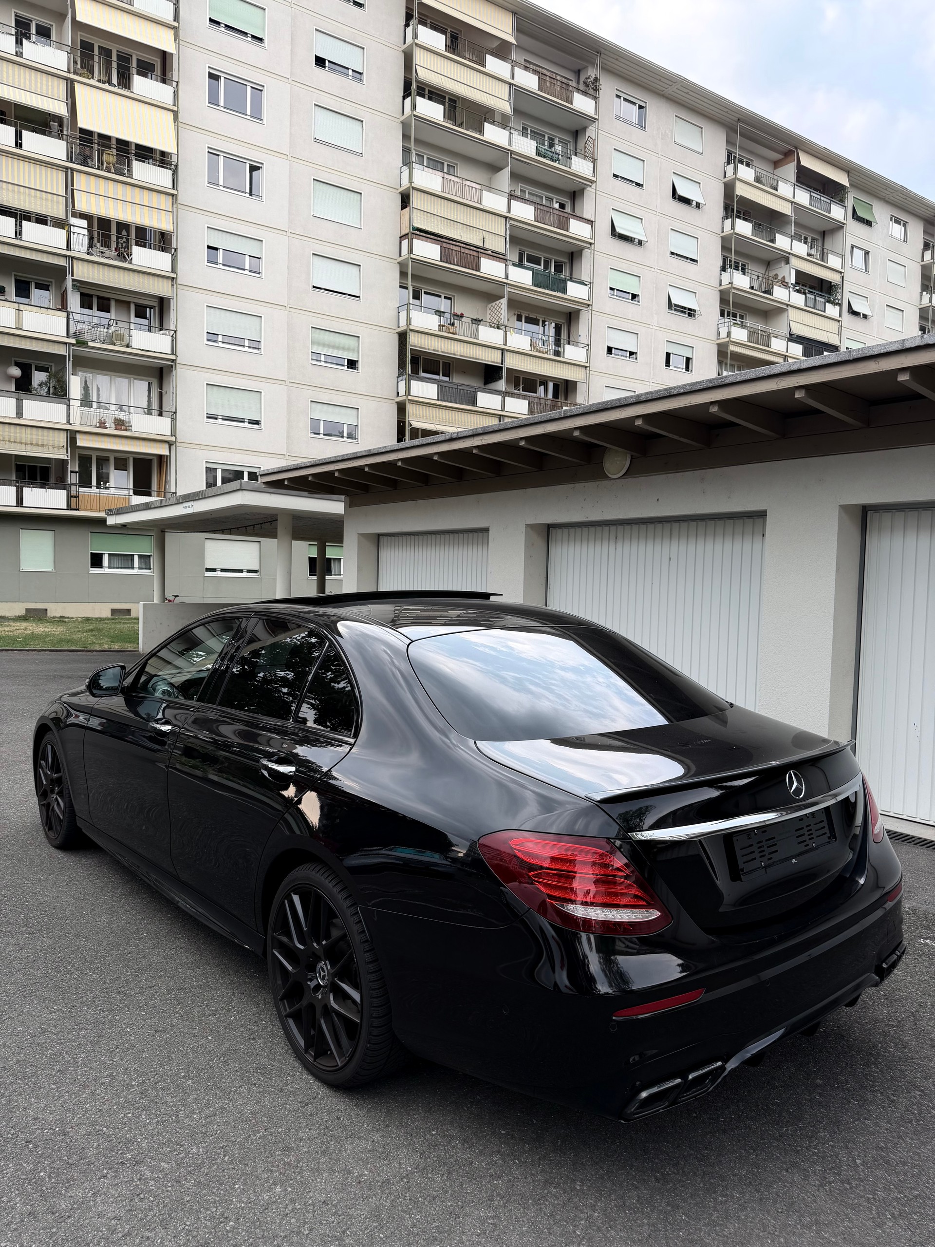 MERCEDES-BENZ E 200 AMG Line 4matic-image-1