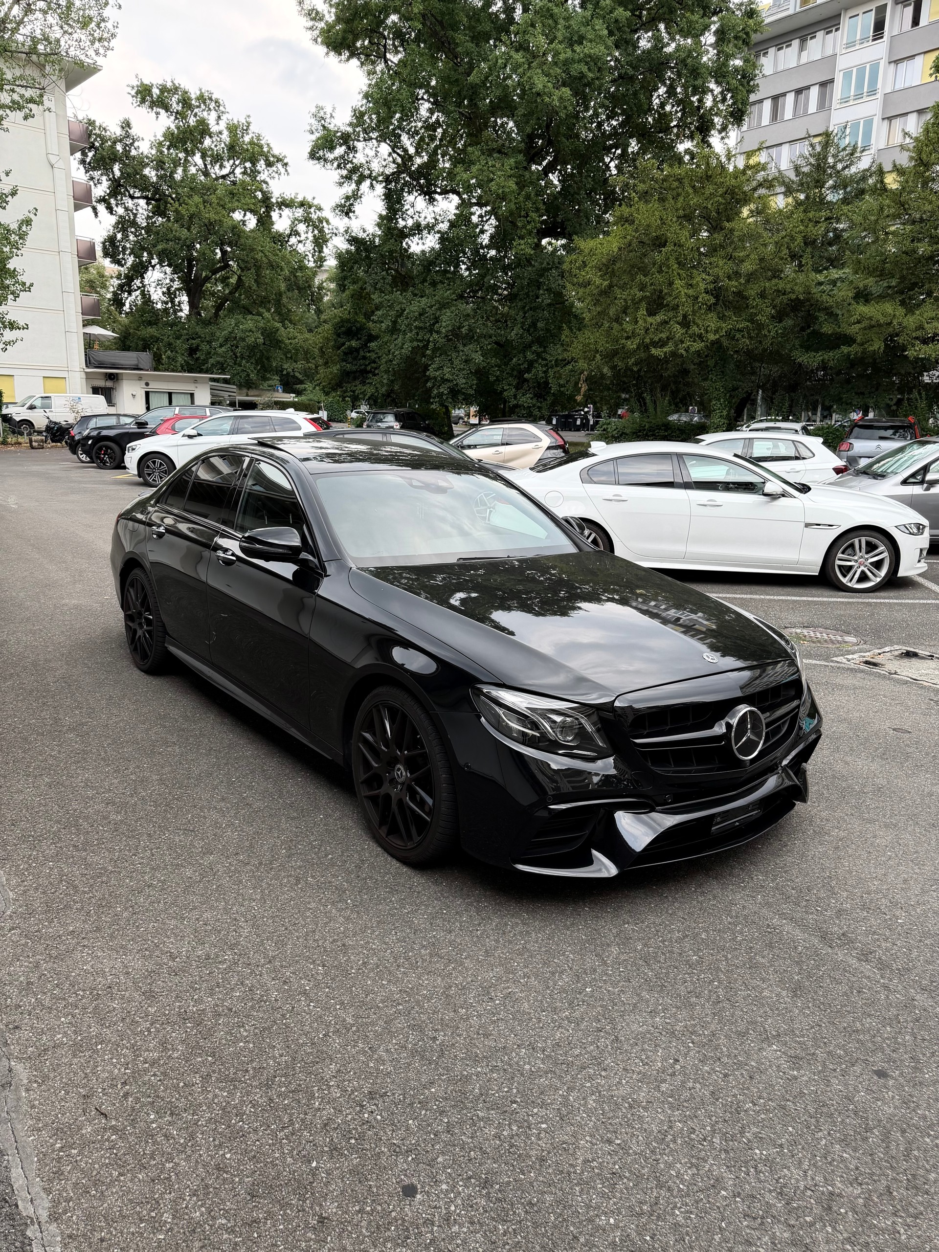 MERCEDES-BENZ E 200 AMG Line 4matic-image-0