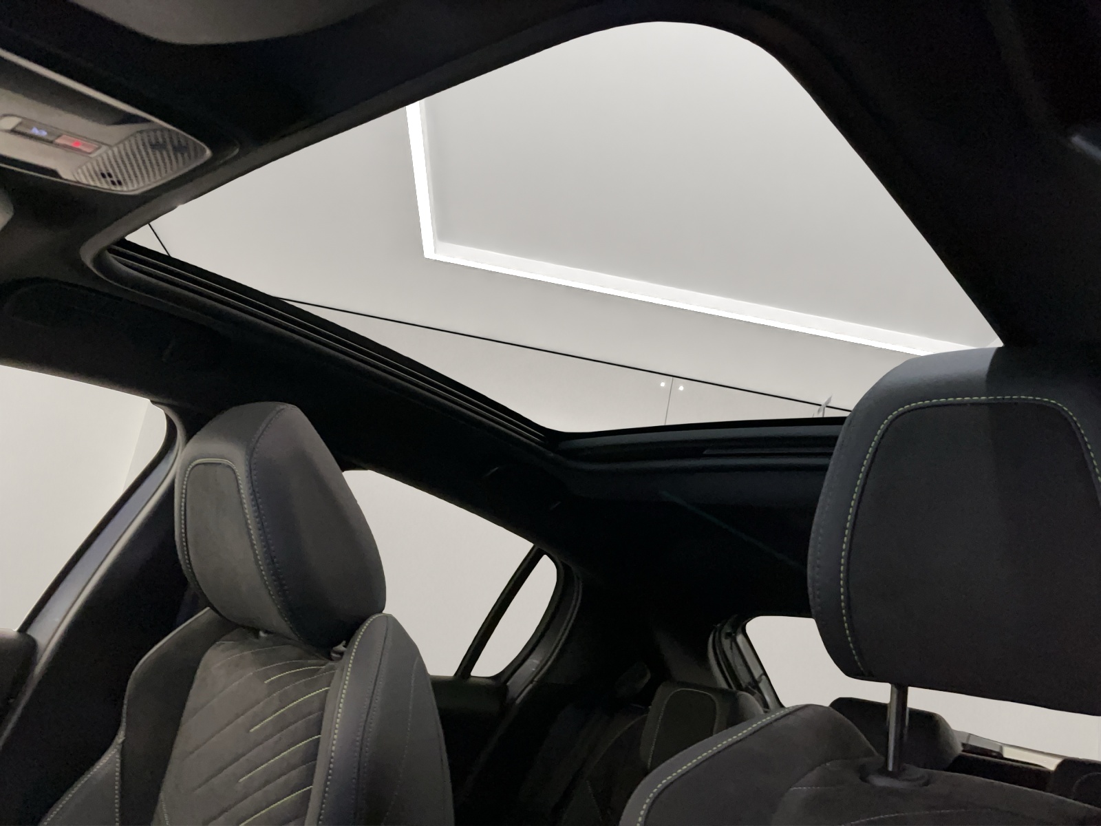 PEUGEOT 208 1.2 Hybrid 145 GT Exclusive-image-14
