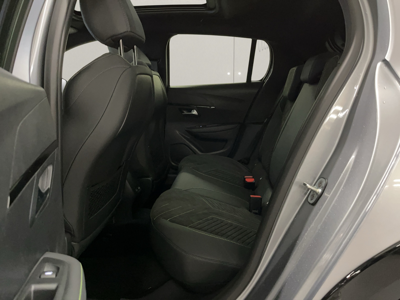 PEUGEOT 208 1.2 Hybrid 145 GT Exclusive-image-13