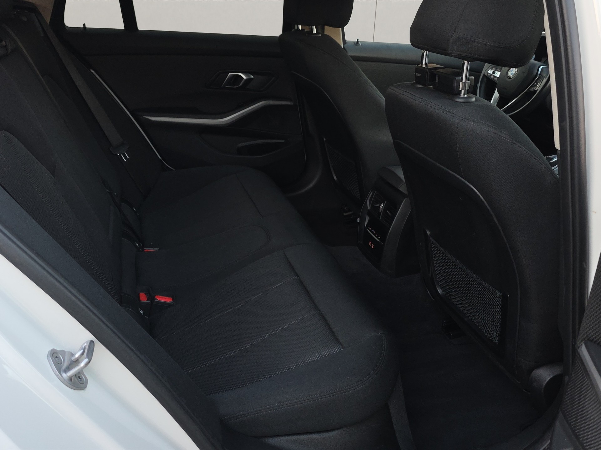 BMW 320d xDrive 48V Touring Steptronic-image-14