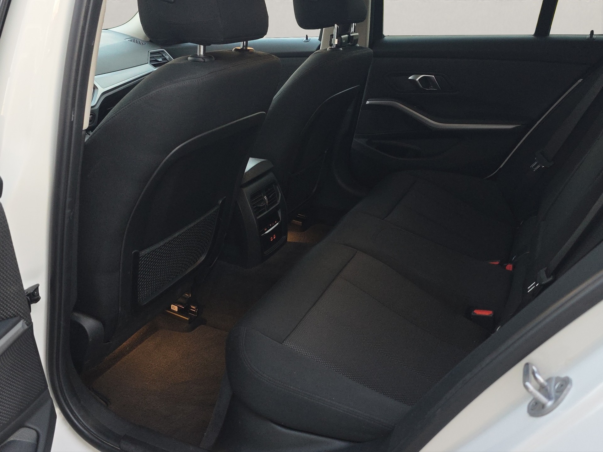 BMW 320d xDrive 48V Touring Steptronic-image-10