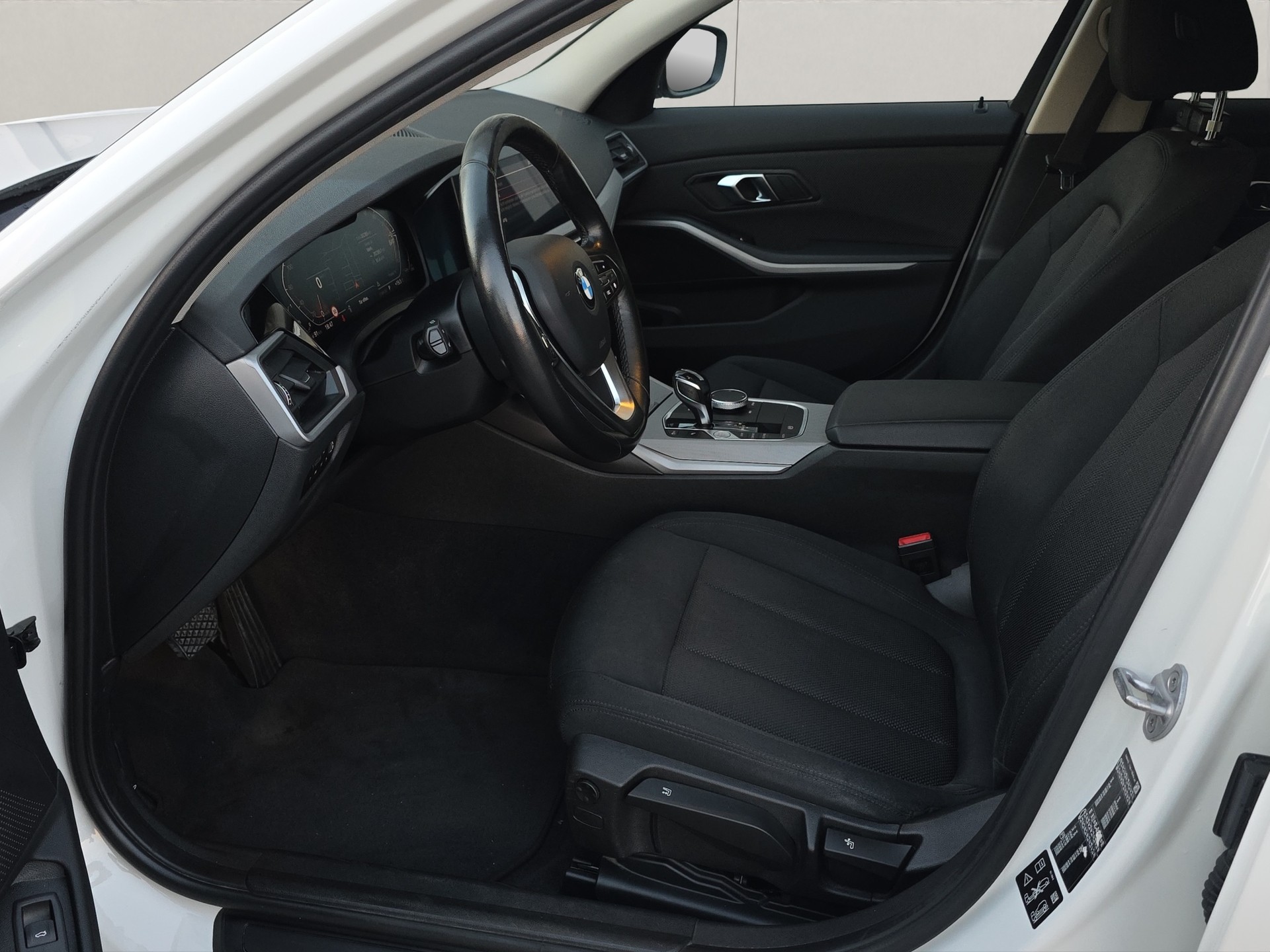 BMW 320d xDrive 48V Touring Steptronic-image-9