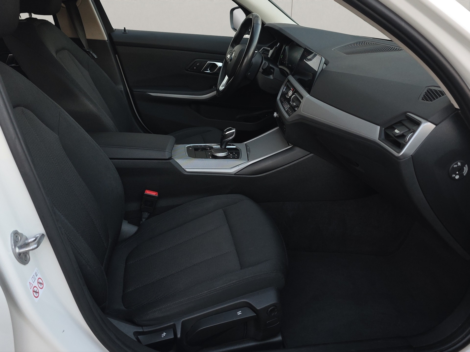 BMW 320d xDrive 48V Touring Steptronic-image-13