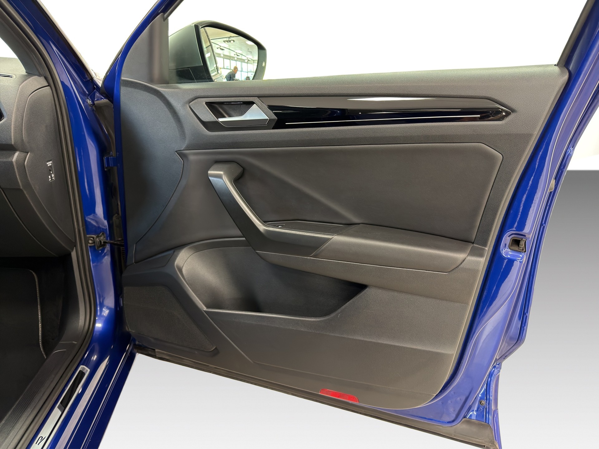 VW T-Roc 2.0 TSI R DSG 4Motion-image-6