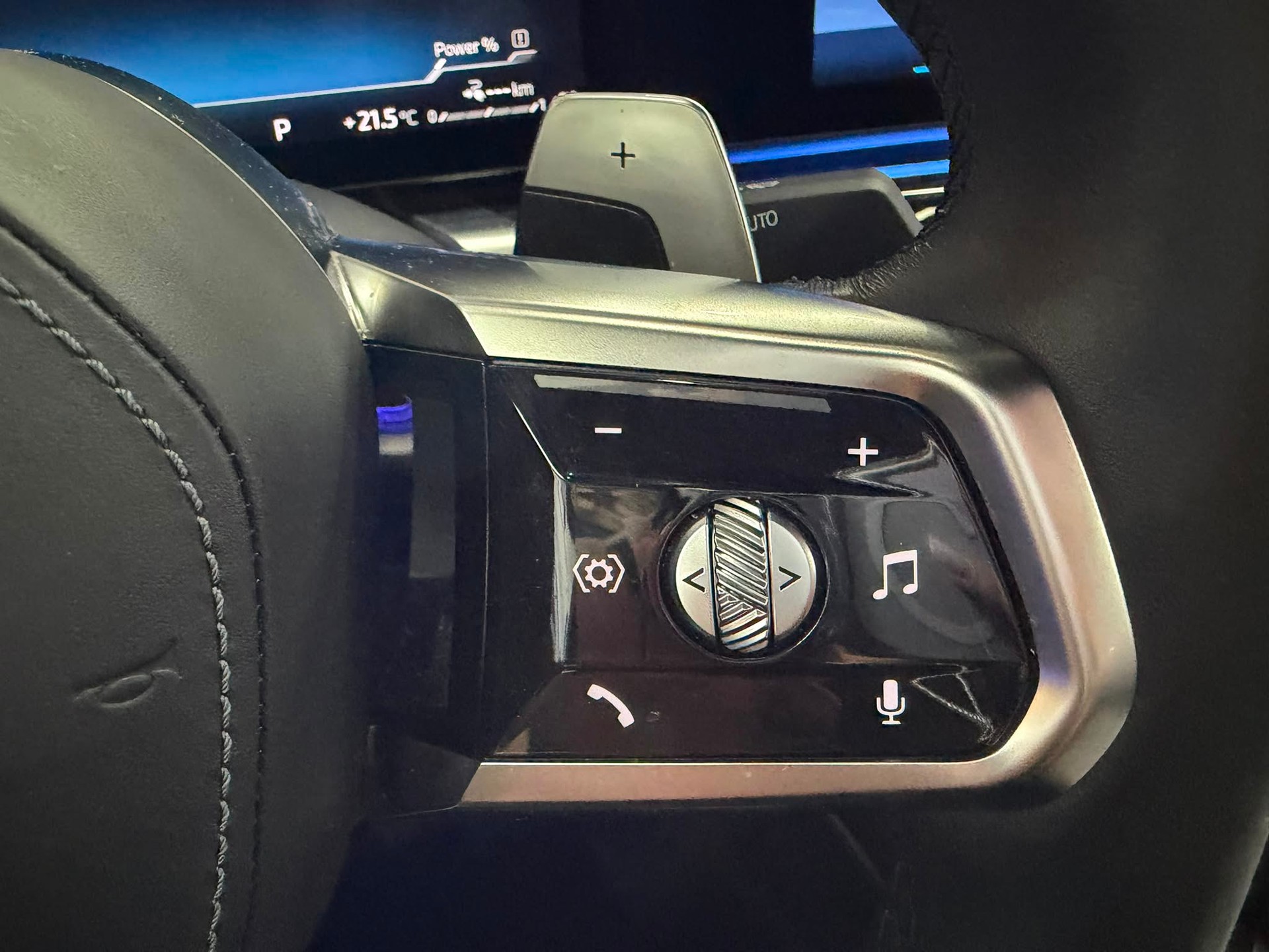 BMW 750e xDrive M Sport Steptronic-image-18