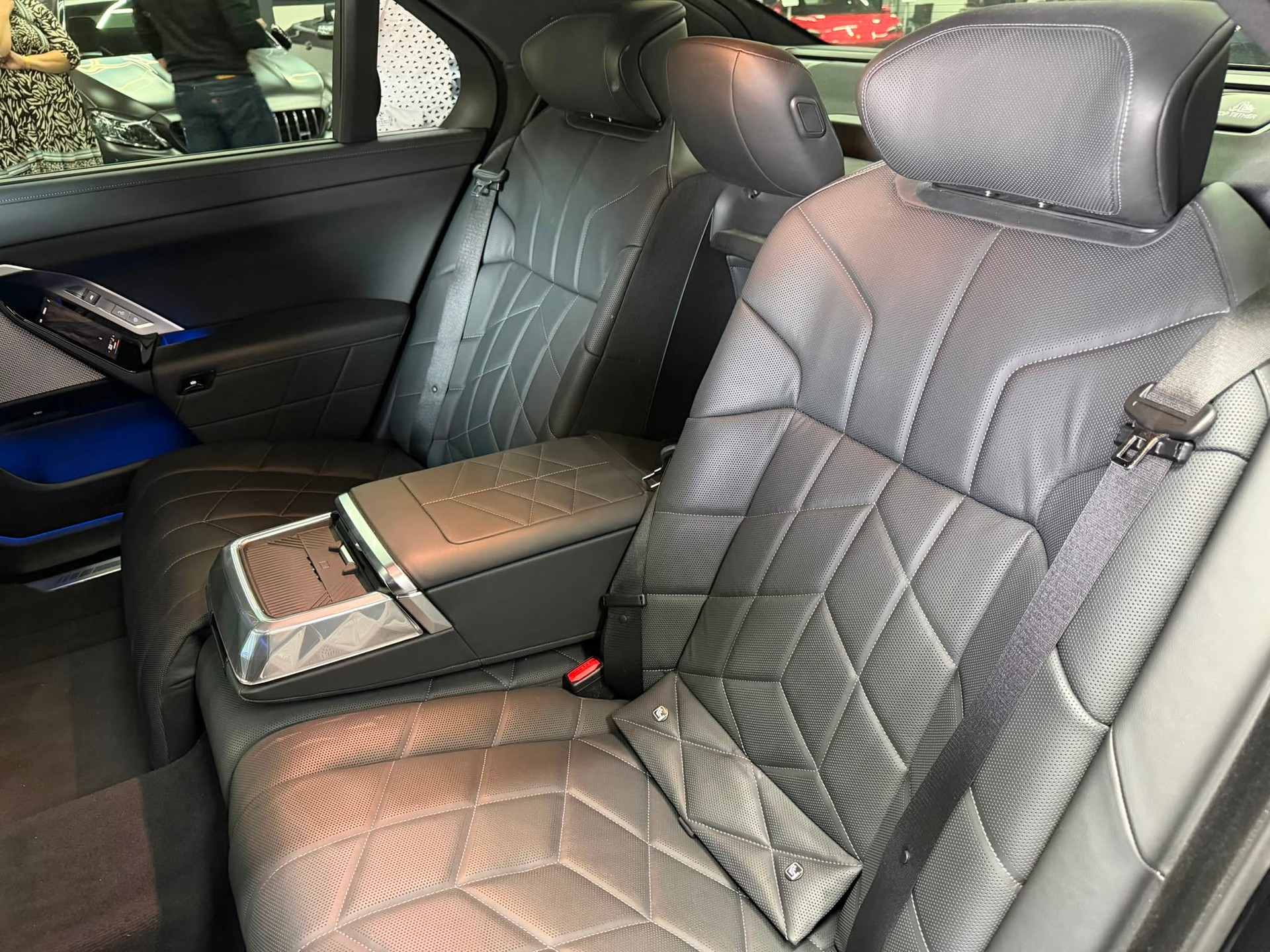 BMW 750e xDrive M Sport Steptronic-image-19