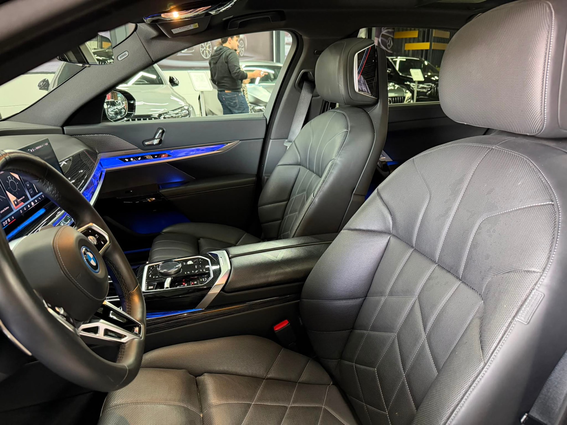 BMW 750e xDrive M Sport Steptronic-image-10
