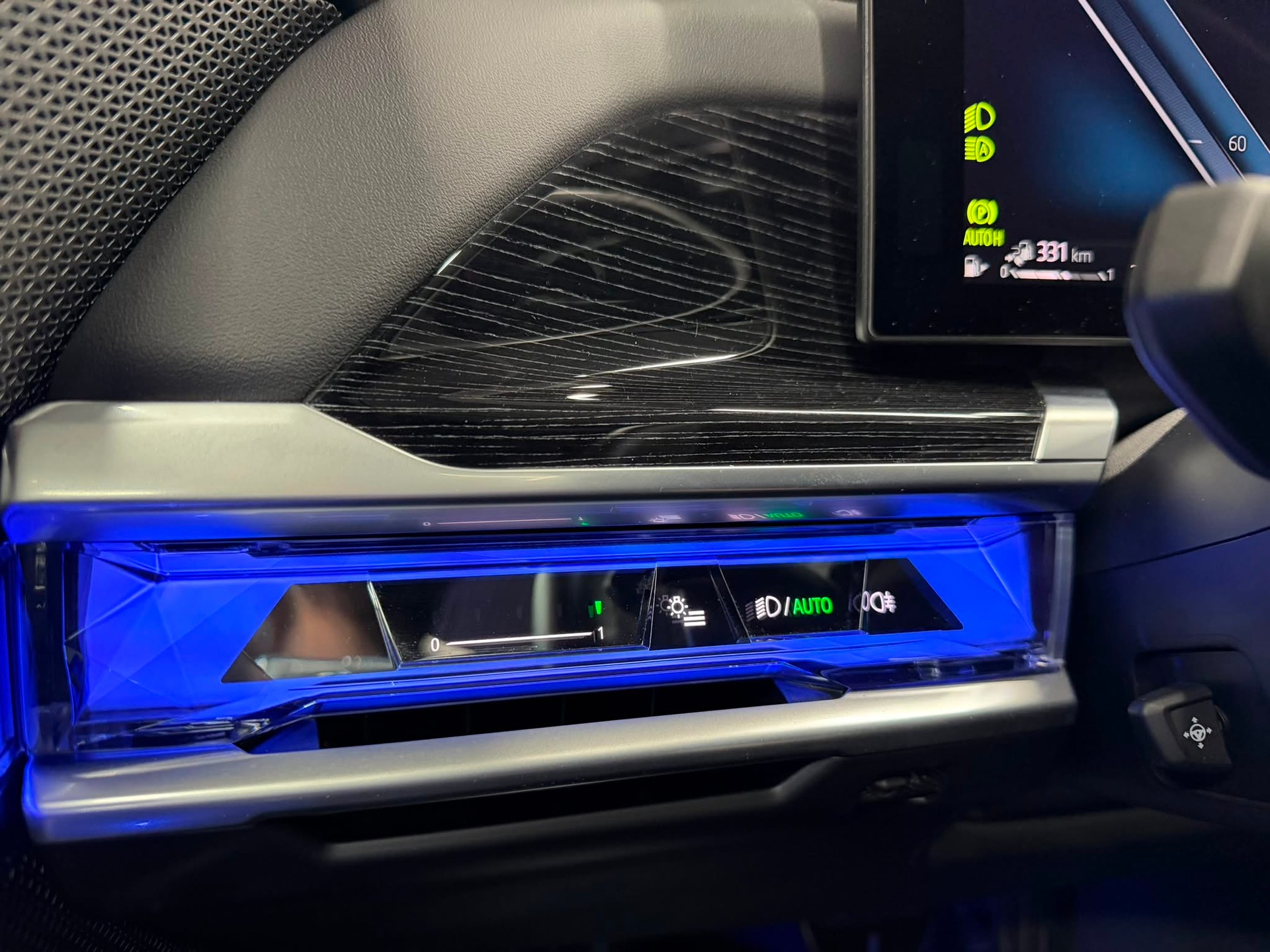 BMW 750e xDrive M Sport Steptronic-image-11