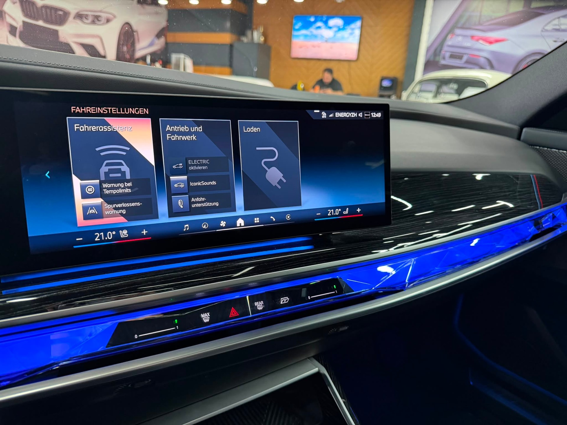 BMW 750e xDrive M Sport Steptronic-image-21