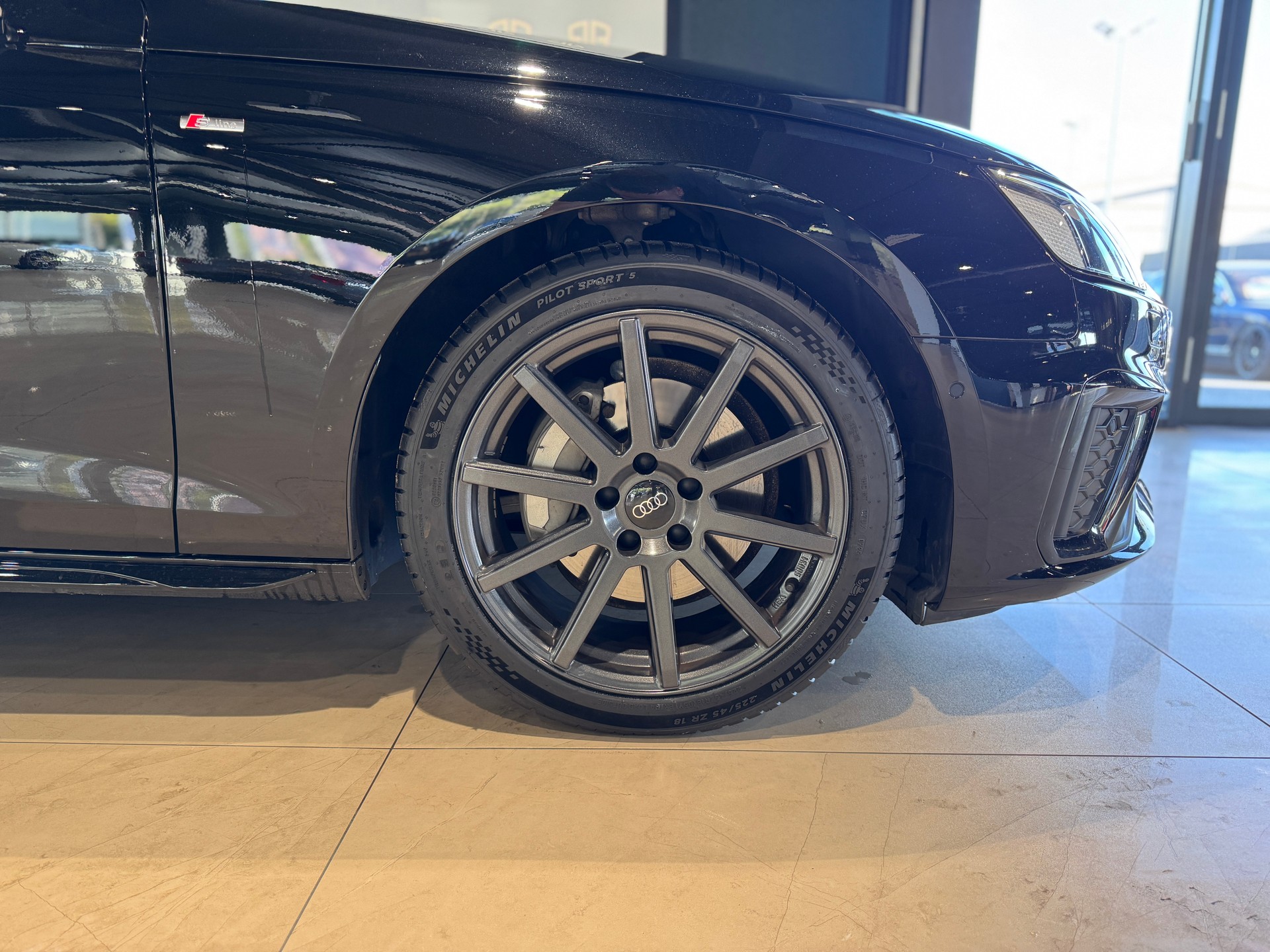 AUDI A4 Avant 40 TDI S line Attraction quattro S-tronic-image-3