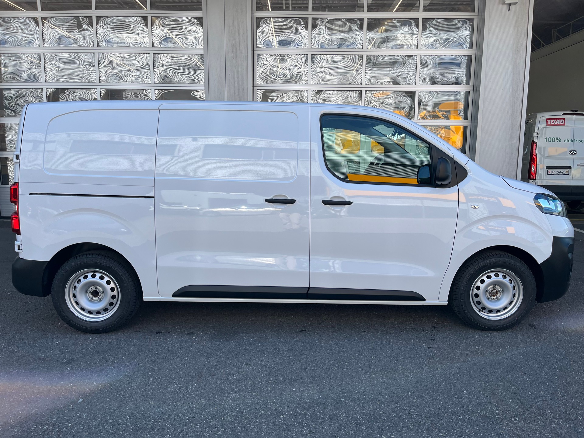 FIAT E-Scudo 50kWh L2 Lounge Swiss-showroom-element-3