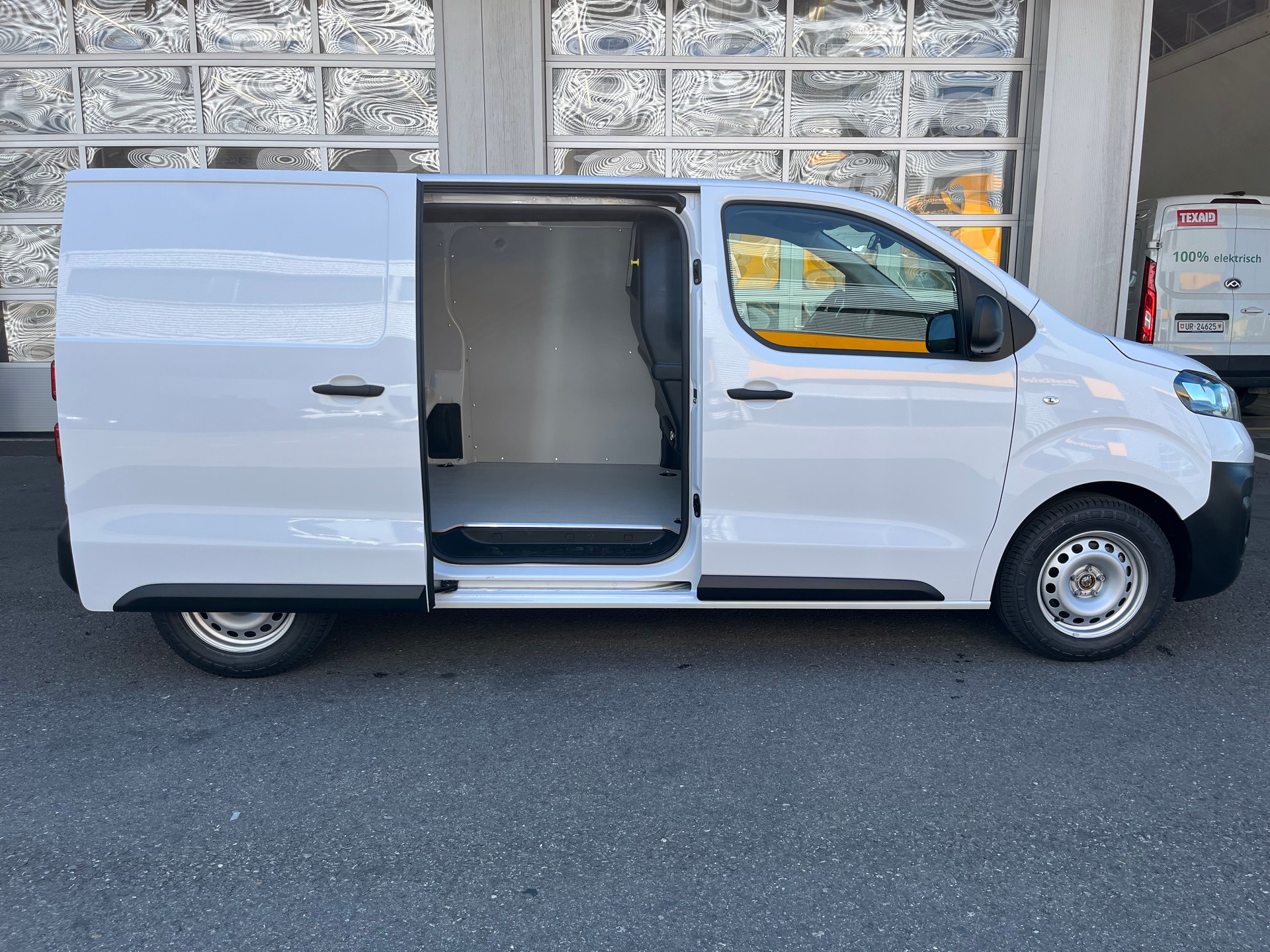FIAT E-Scudo 50kWh L2 Lounge Swiss-image-4