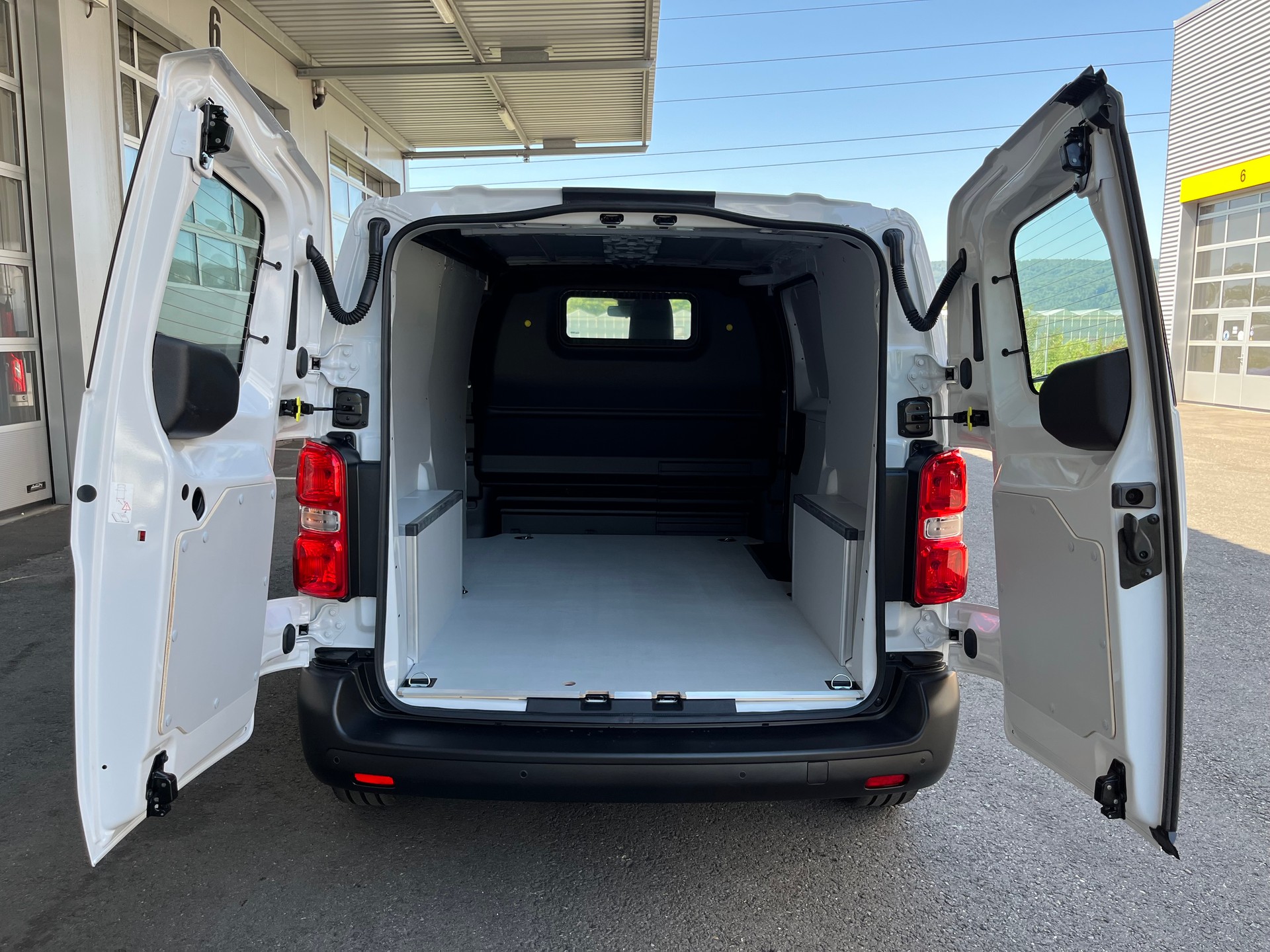 FIAT E-Scudo 50kWh L2 Lounge Swiss-image-5