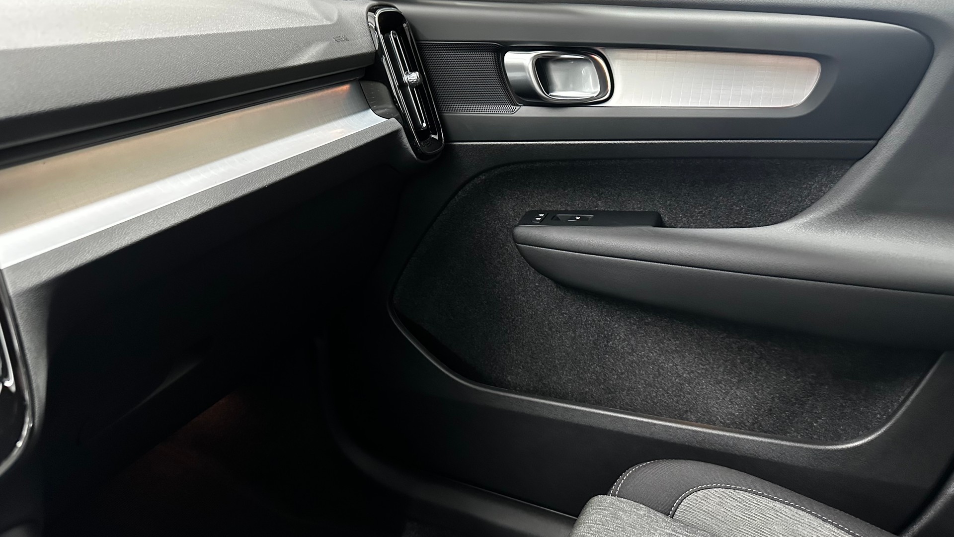 VOLVO XC40 2.0 B3 MH Core-image-13